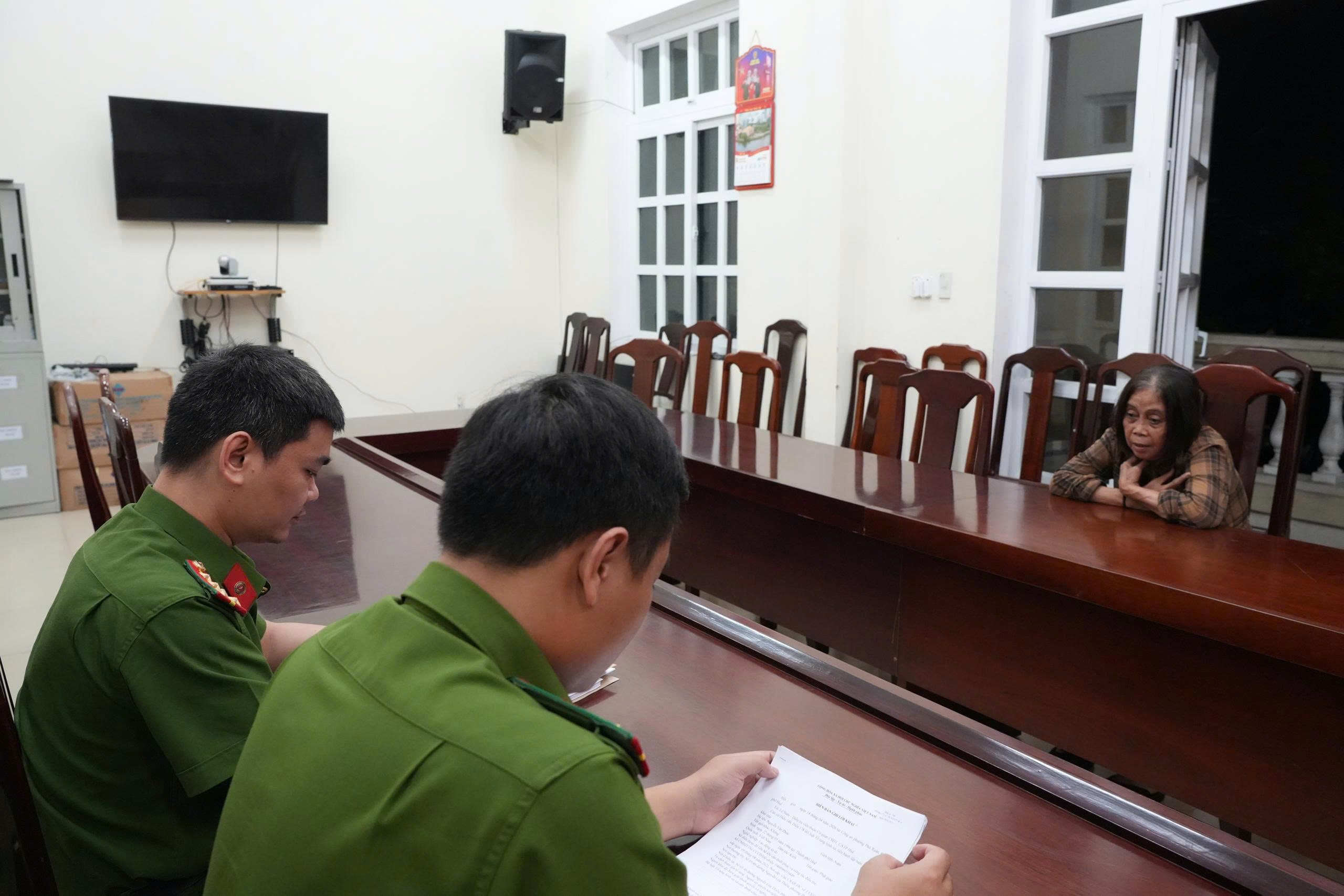 Bị bắt vì trộm cắp tài sản ở chợ Đông Ba , người phụ nữ quê Đà Nẵng khai gì? - Ảnh 1.