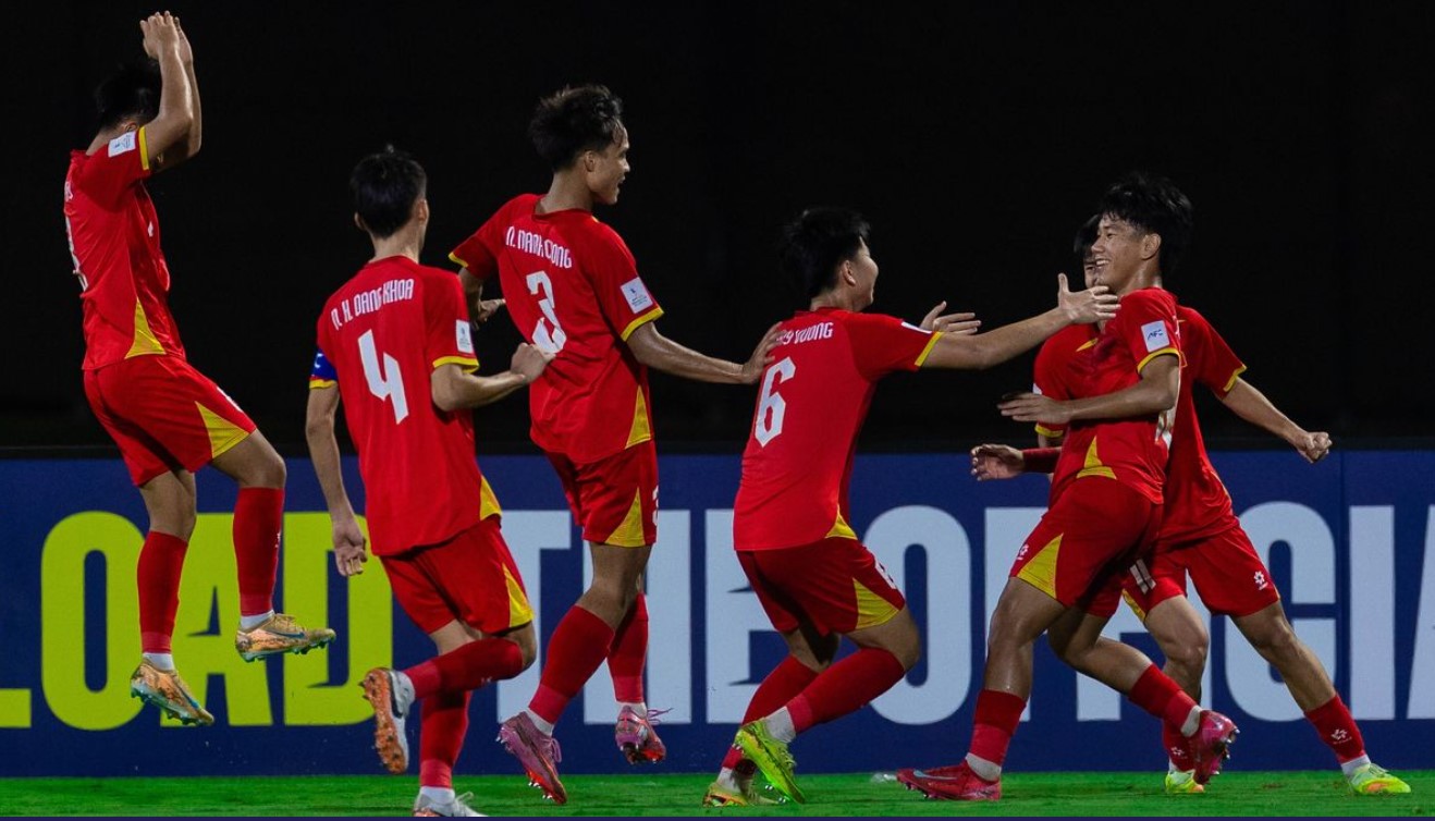 U17 Việt Nam ngược dòng vào World Cup với ngôi đầu bảng - Ảnh 1.