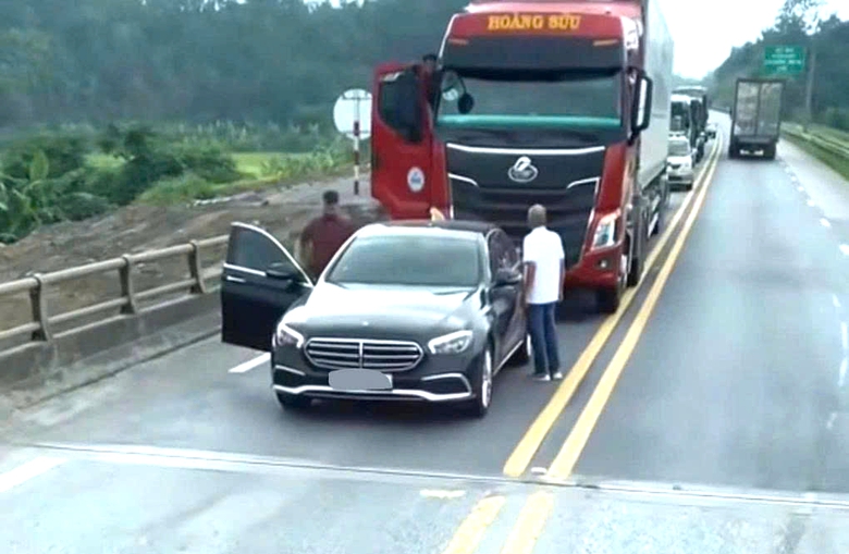 Danh tính tài xế dừng xe Mercedes chặn đầu ô tô đầu kéo trên cao tốc - Ảnh 1.