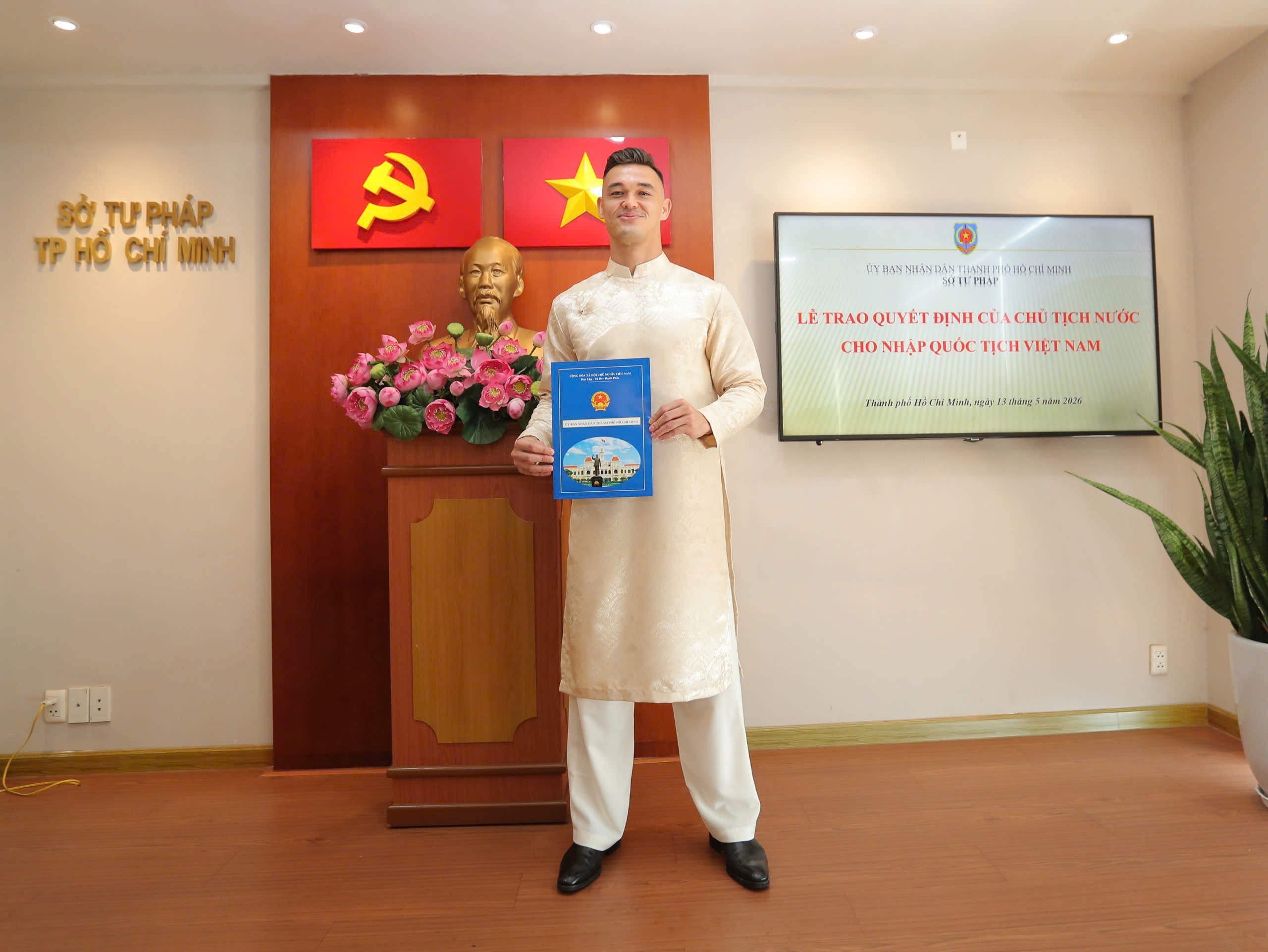 Khoa Ngô và Patrik Lê Giang chính thức nhập tịch, chờ HLV Kim Sang-sik gọi tên - Ảnh 2.