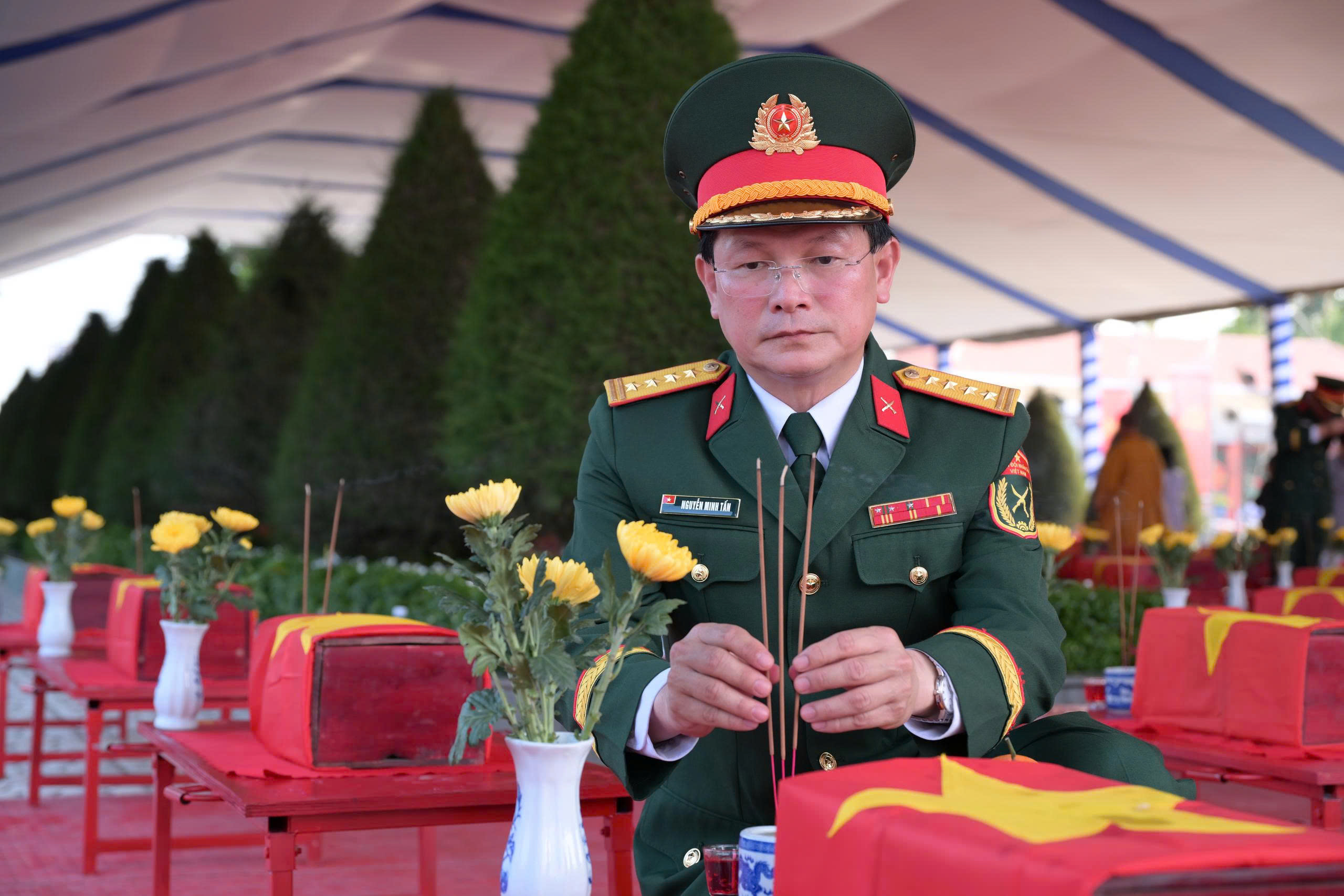 Lãnh đạo tỉnh Tây ninh phát biểu xúc động tại lễ đón 158 hài cốt liệt sĩ về từ Campuchia - Ảnh 7.
