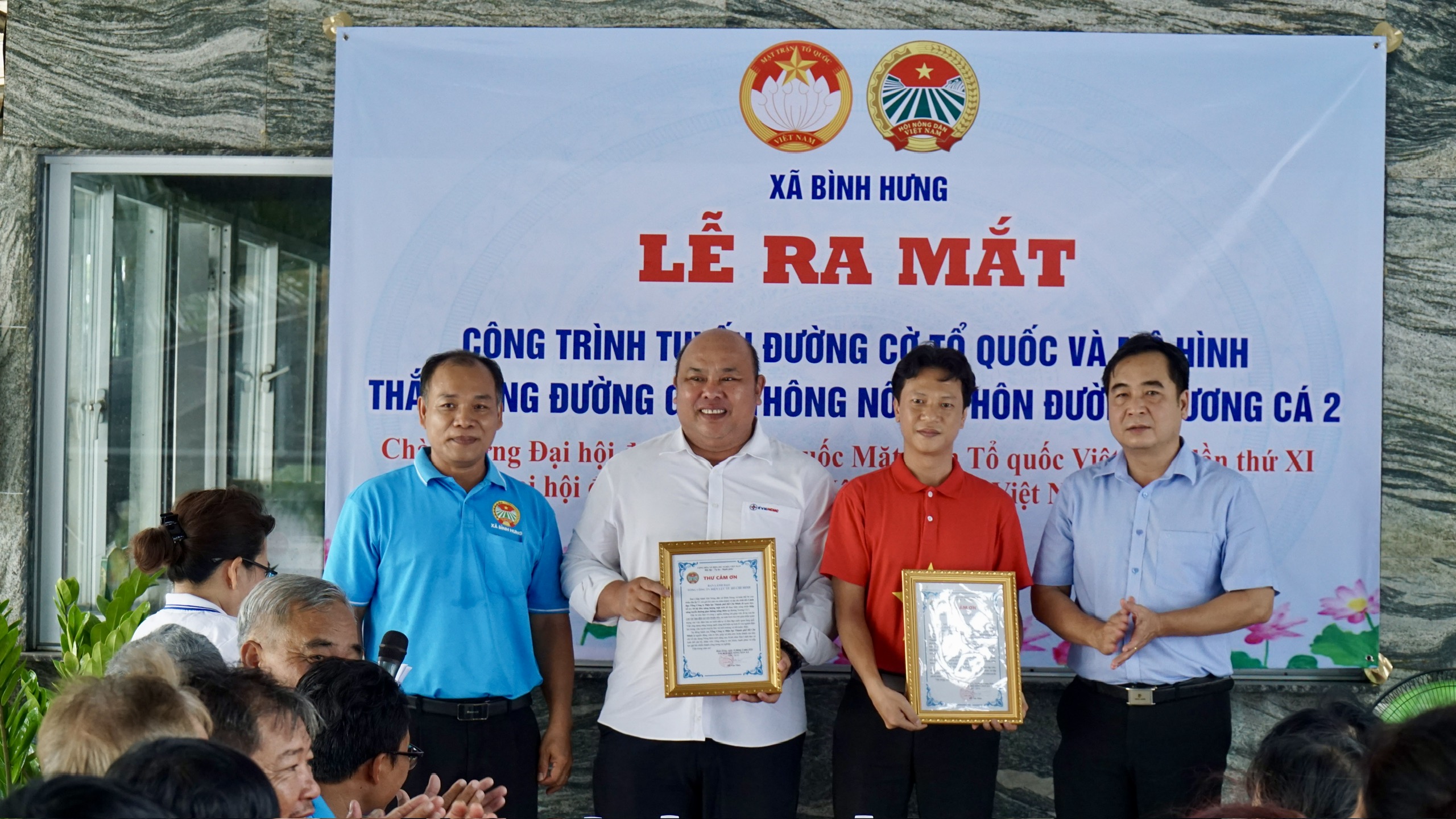 Rực sắc cờ đỏ trên tuyến đường nông thôn xã Bình Hưng - Ảnh 5.