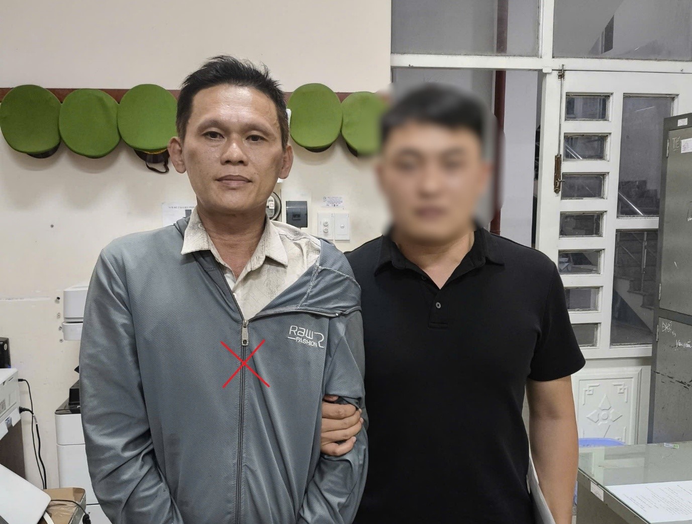 Mâu thuẫn gia đình năm 2026 con rể chém mẹ vợ và vợ gây thương tích nghiêm trọng - Ảnh 1.