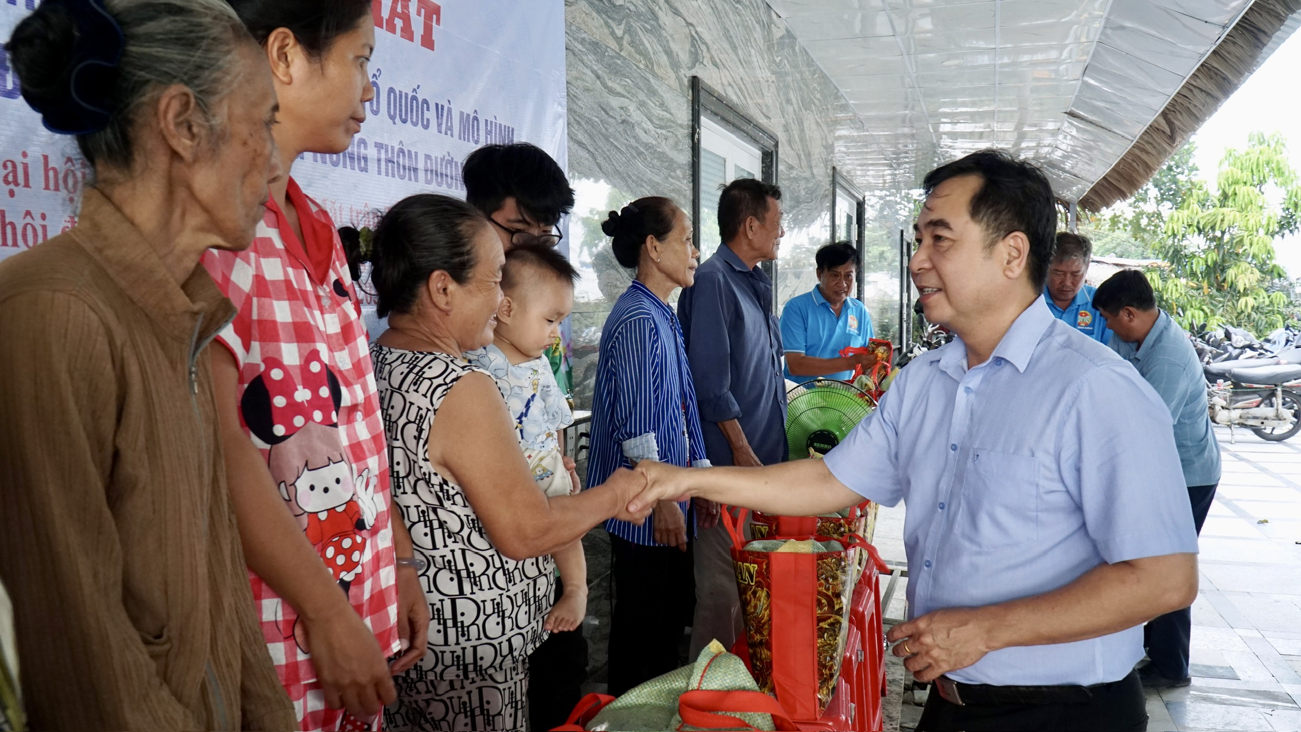 Rực sắc cờ đỏ trên tuyến đường nông thôn xã Bình Hưng - Ảnh 8.