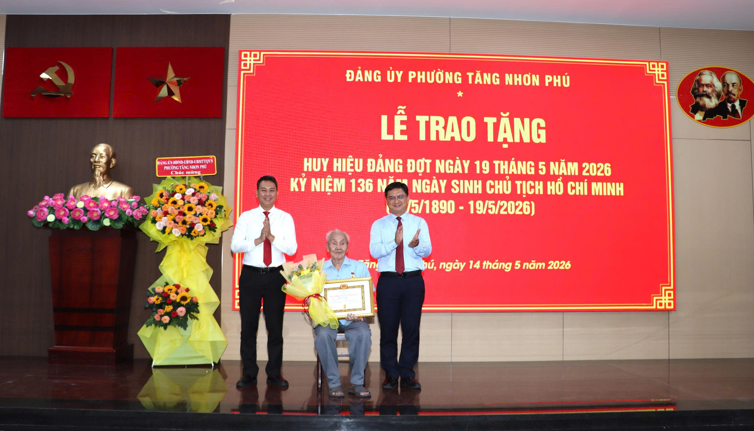 Trao huy hiệu Đảng - Ảnh 6.