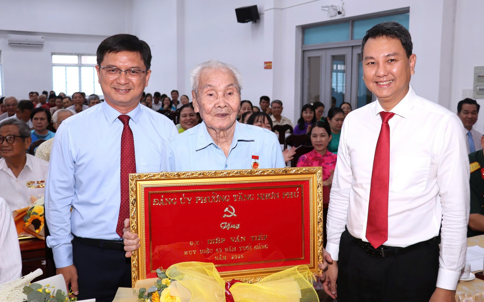Hưng Long trao Huy hiệu Đảng v&agrave; tuy&ecirc;n dương nhiều tập thể, c&aacute; nh&acirc;n ti&ecirc;u biểu học tập v&agrave; l&agrave;m theo B&aacute;c - Ảnh 6.