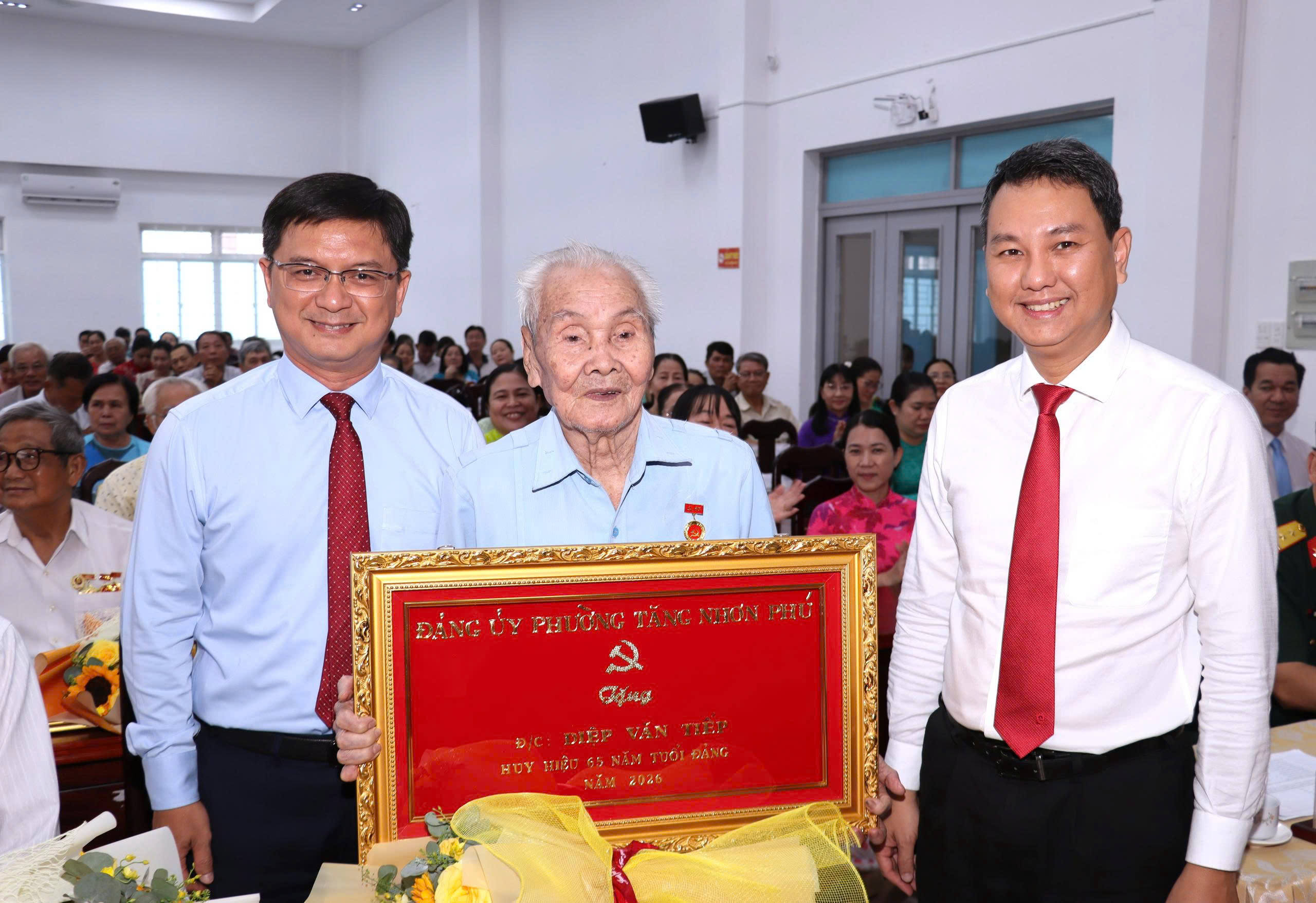 Trao huy hiệu Đảng - Ảnh 8.