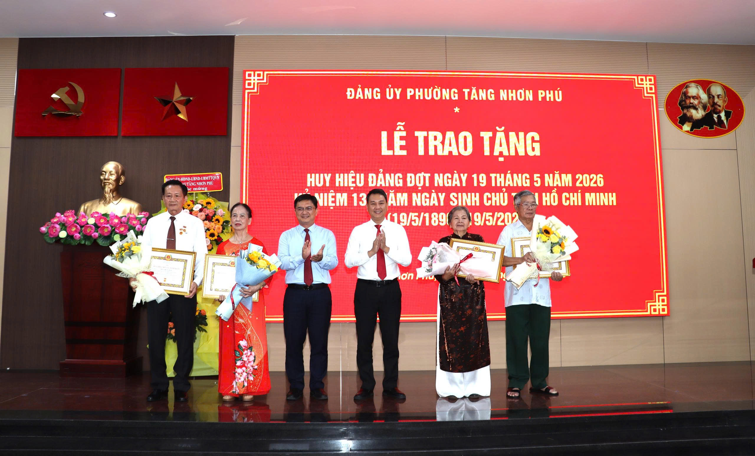 Trao huy hiệu Đảng - Ảnh 7.