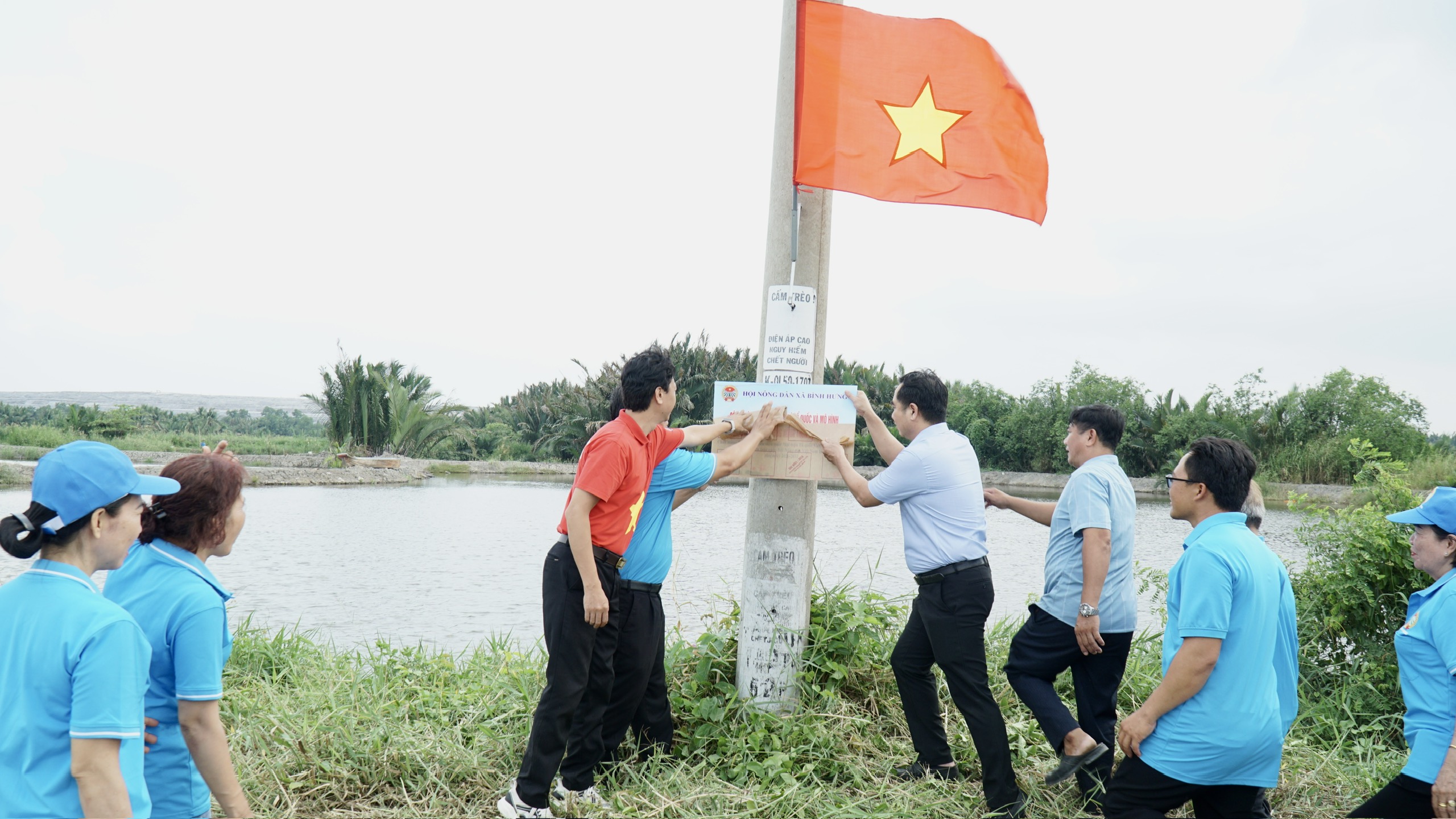 Rực sắc cờ đỏ trên tuyến đường nông thôn xã Bình Hưng - Ảnh 4.