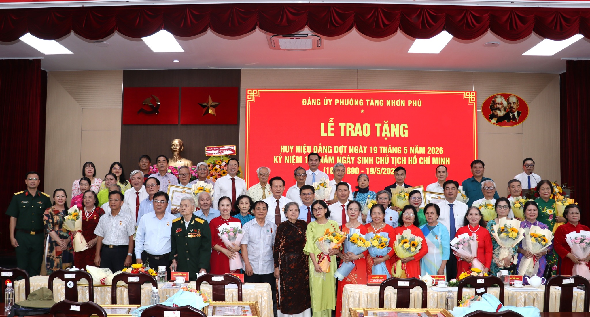 Trao huy hiệu Đảng - Ảnh 1.