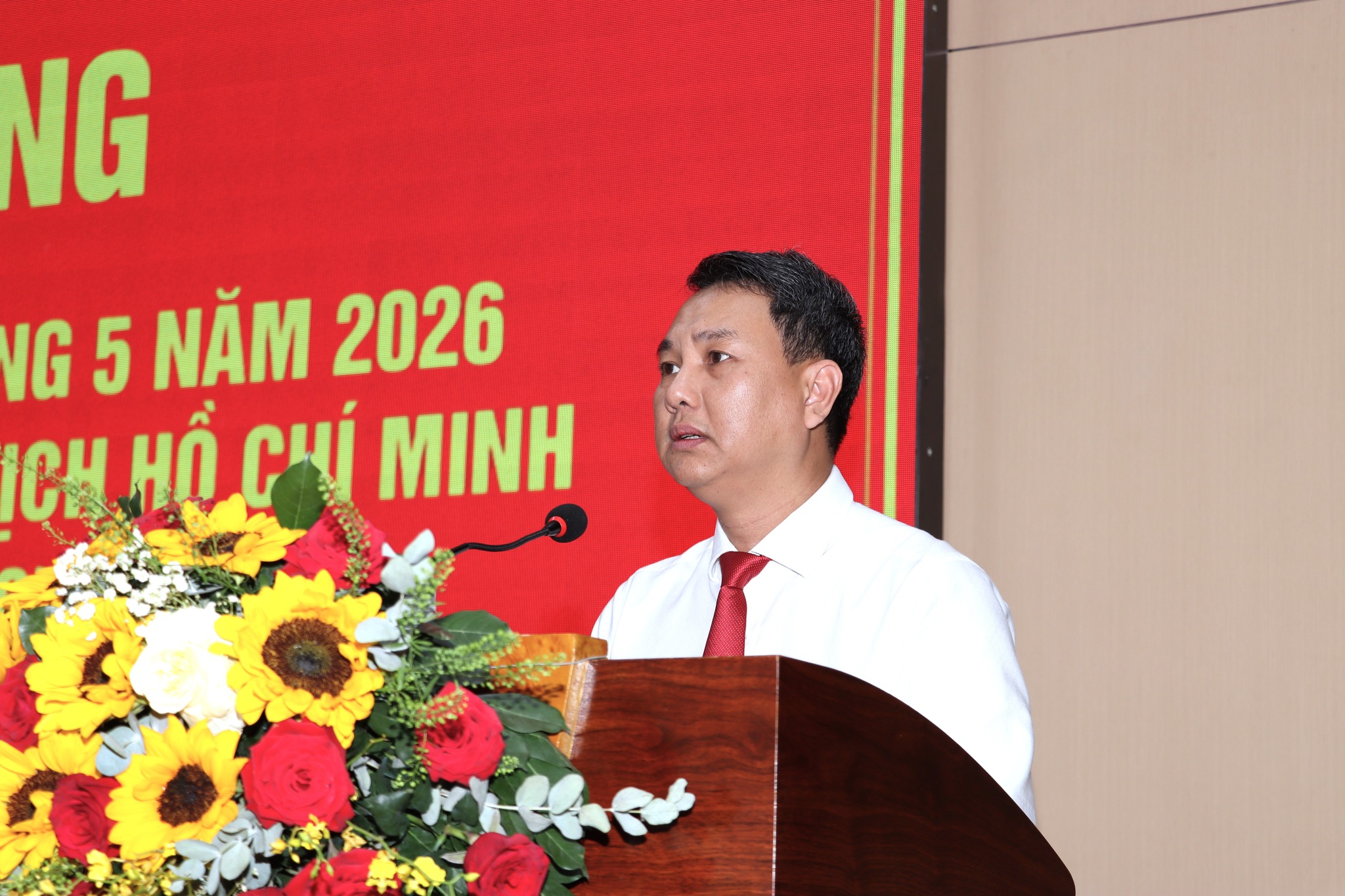 Trao huy hiệu Đảng - Ảnh 2.