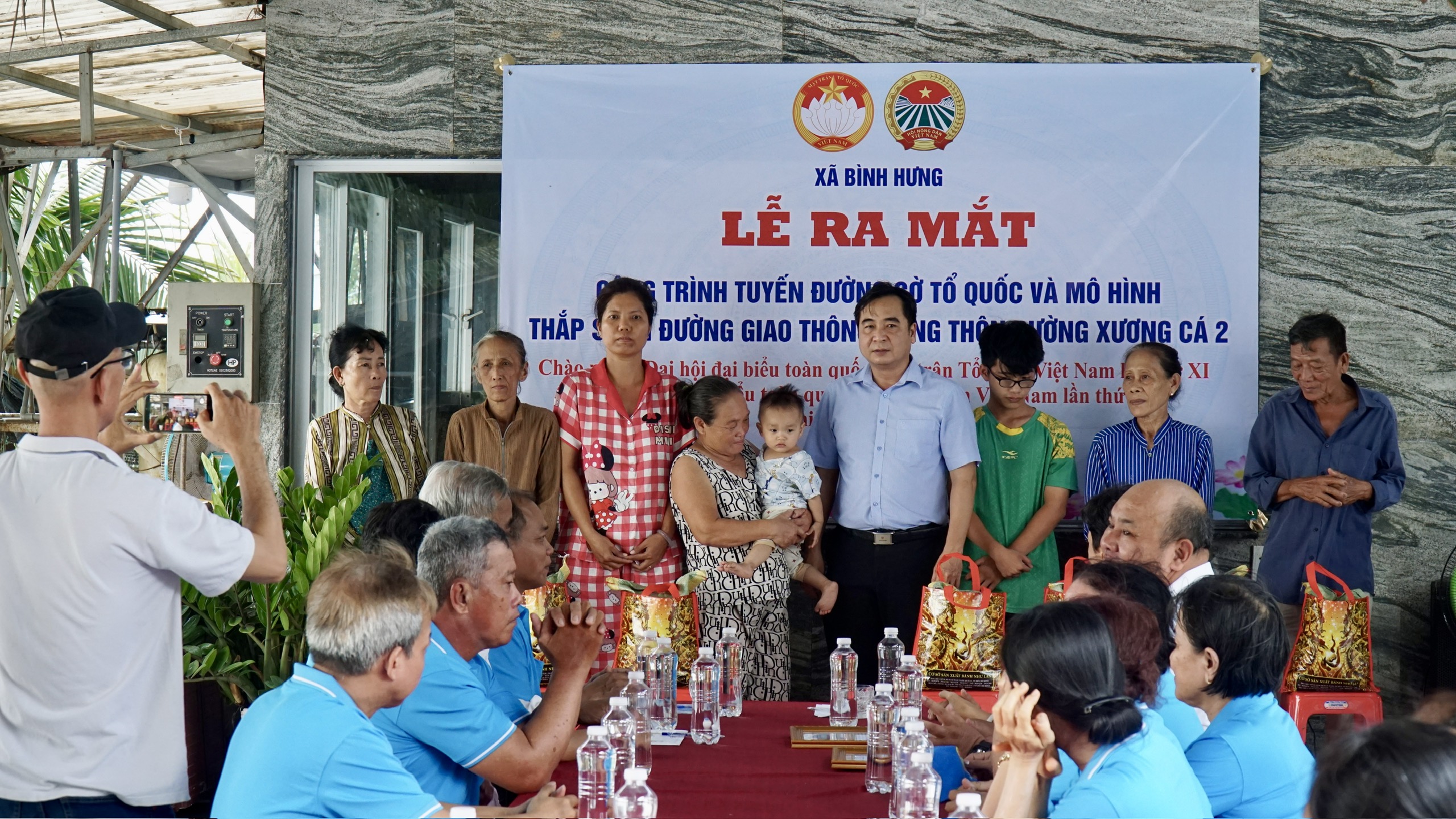 Rực sắc cờ đỏ trên tuyến đường nông thôn xã Bình Hưng - Ảnh 7.