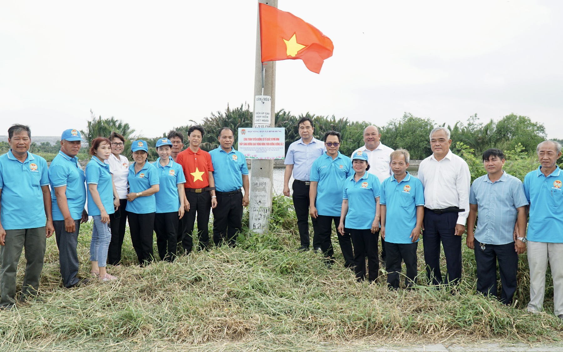 TPHCM: 31 đảng viên xã Bình Hưng nhận Huy hiệu Đảng - Ảnh 2.