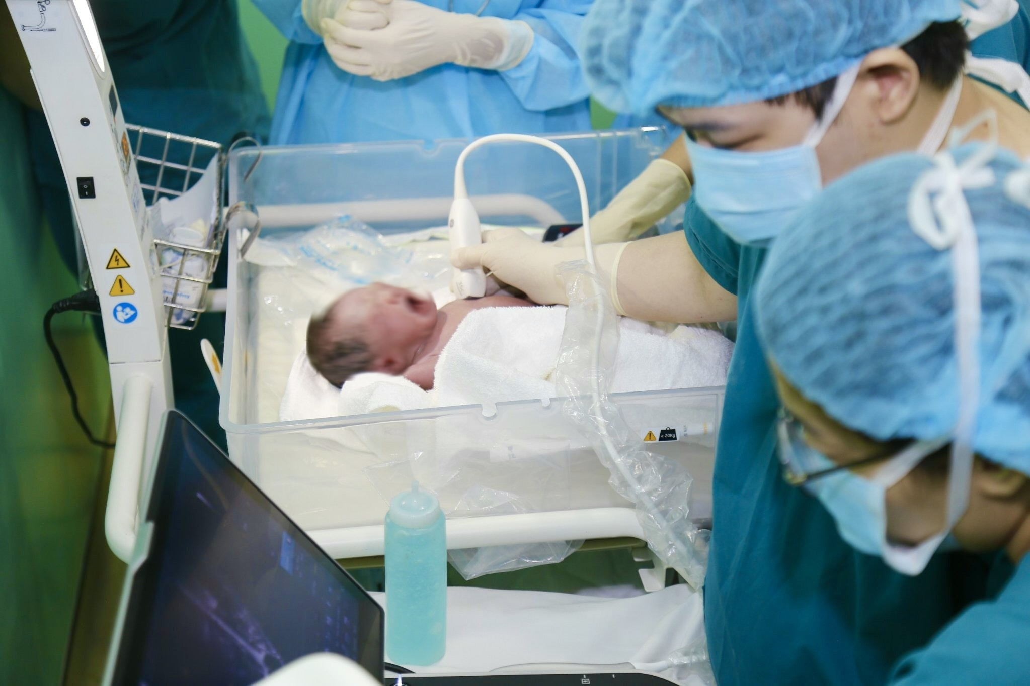Đỉnh cao của y học hiện nay là điều trị cho thai nhi ngay khi còn trong bụng mẹ. - Ảnh 3.