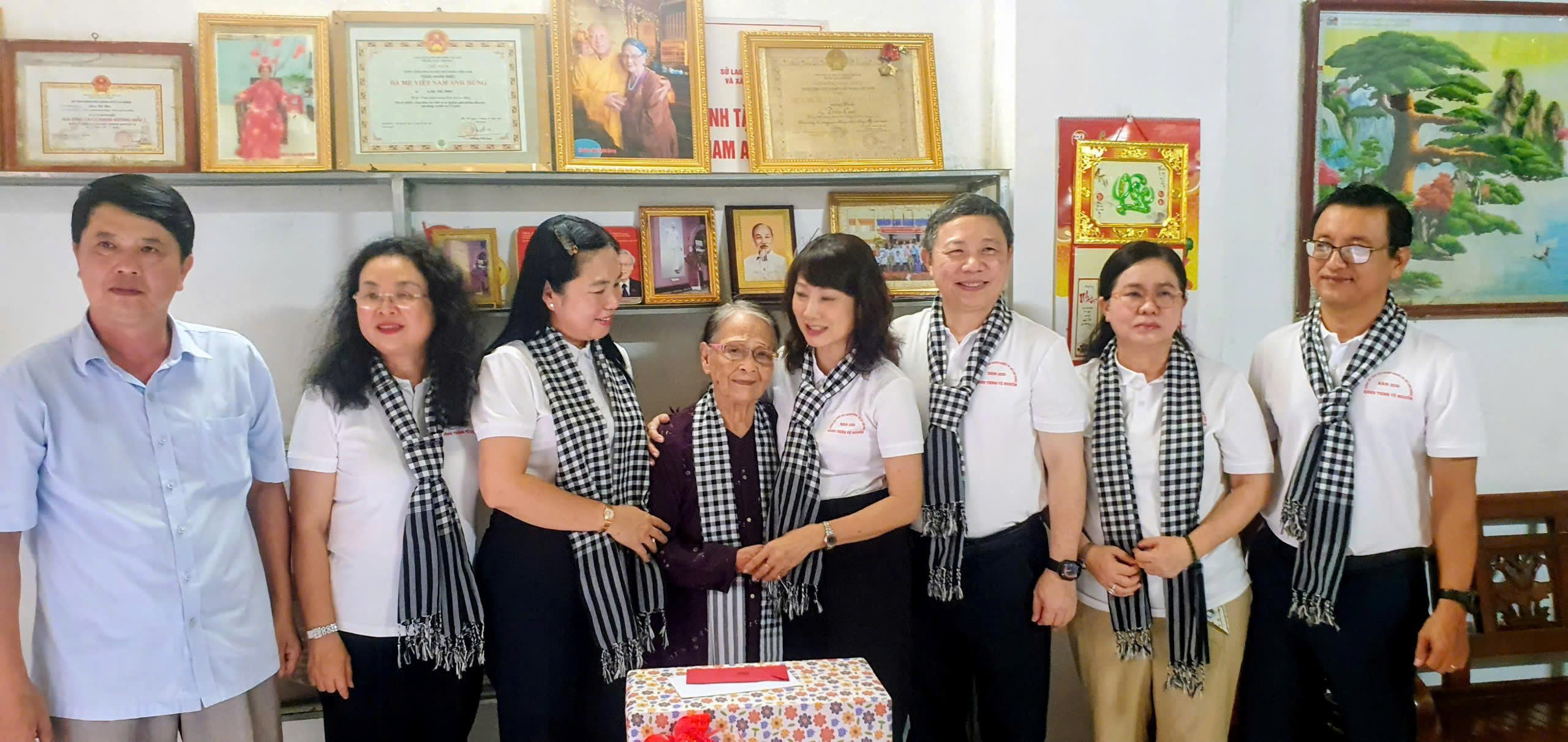 Đảng ủy c&aacute;c cơ quan Đảng TPHCM thăm Mẹ Việt Nam Anh h&ugrave;ng tại Cao Bằng - Ảnh 2.
