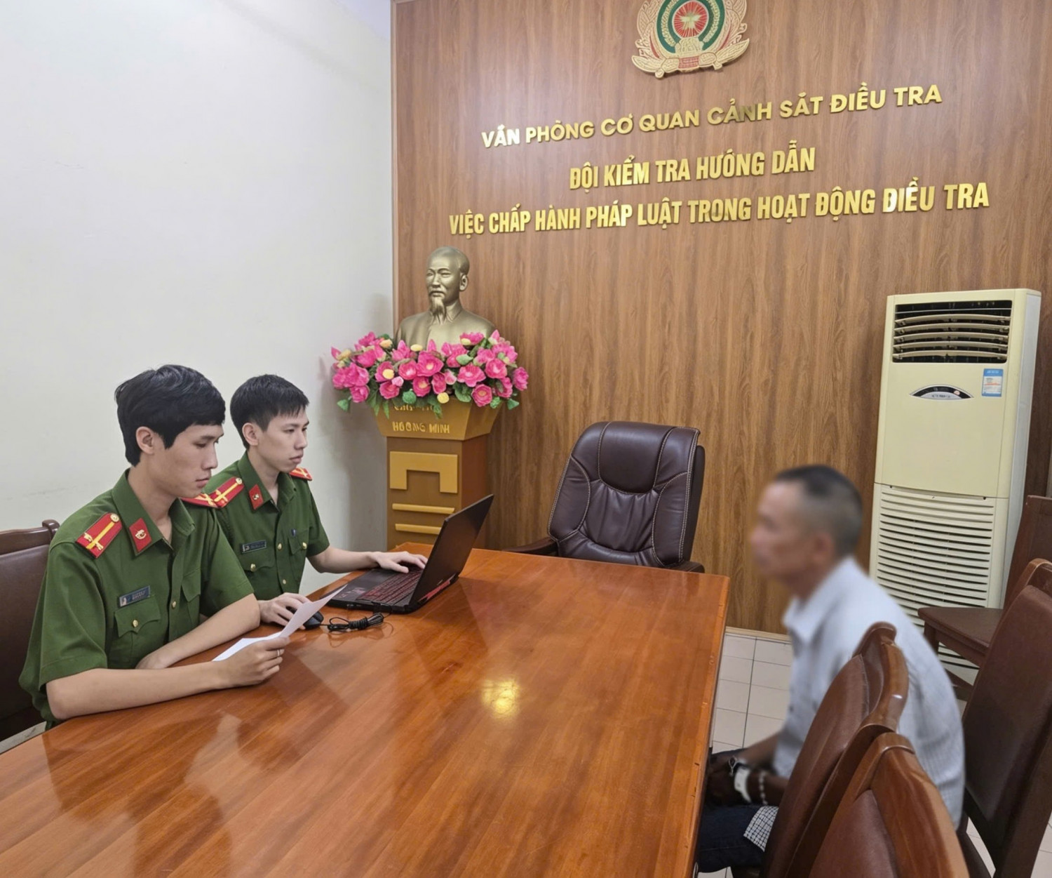 Tạm giữ hình sự người đàn ông 60 tuổi xâm hại bé gái 6 tuổi tại Quảng Ninh - Ảnh 1.