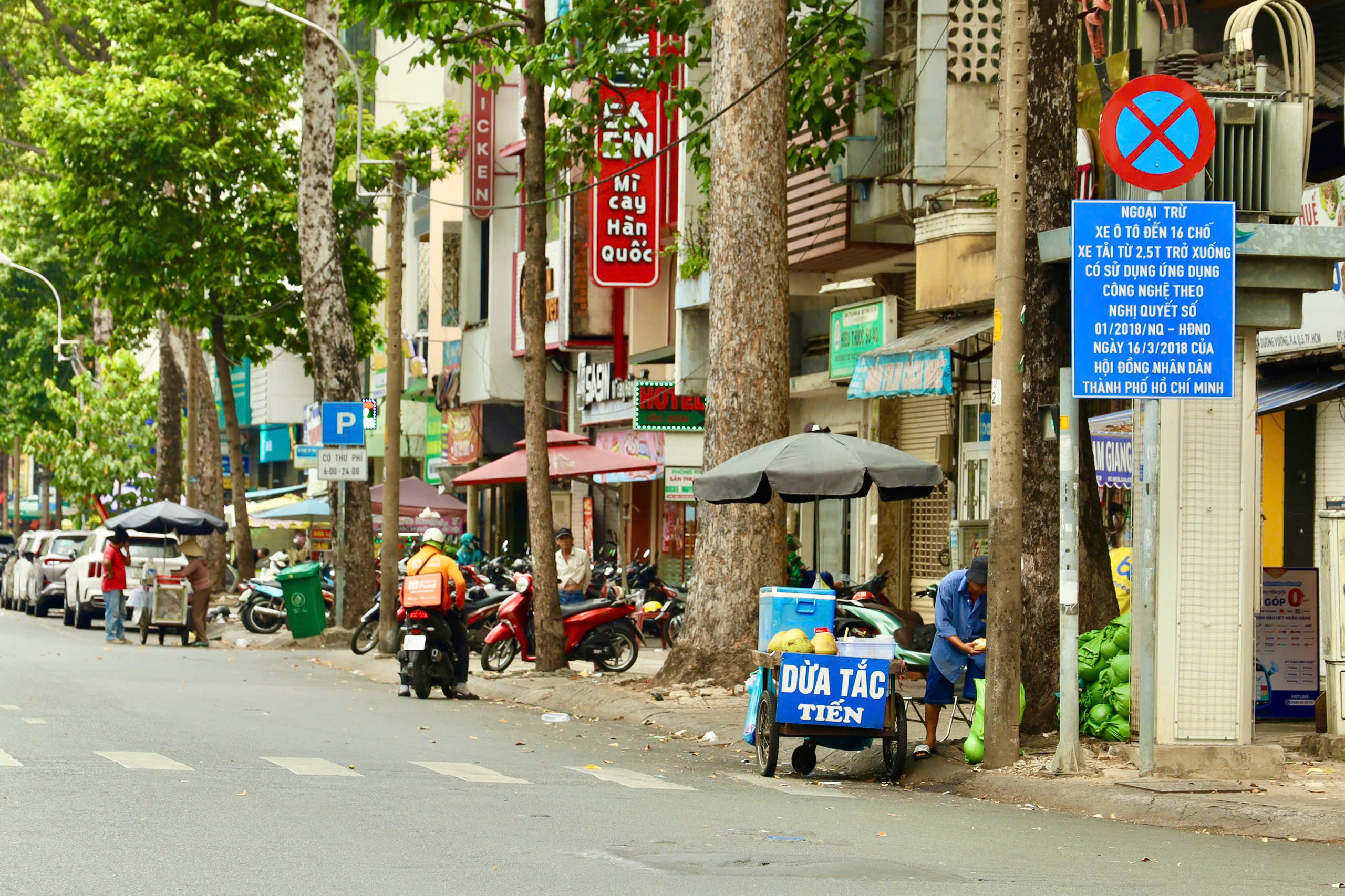 Hiện trạng phường đầu tiên ở TPHCM chuẩn bị thu phí vỉa hè số - Ảnh 4.
