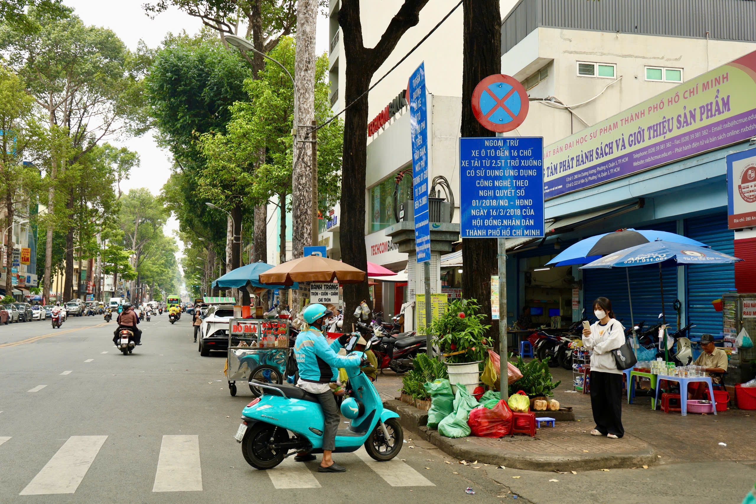 Hiện trạng phường đầu tiên ở TPHCM chuẩn bị thu phí vỉa hè số - Ảnh 7.