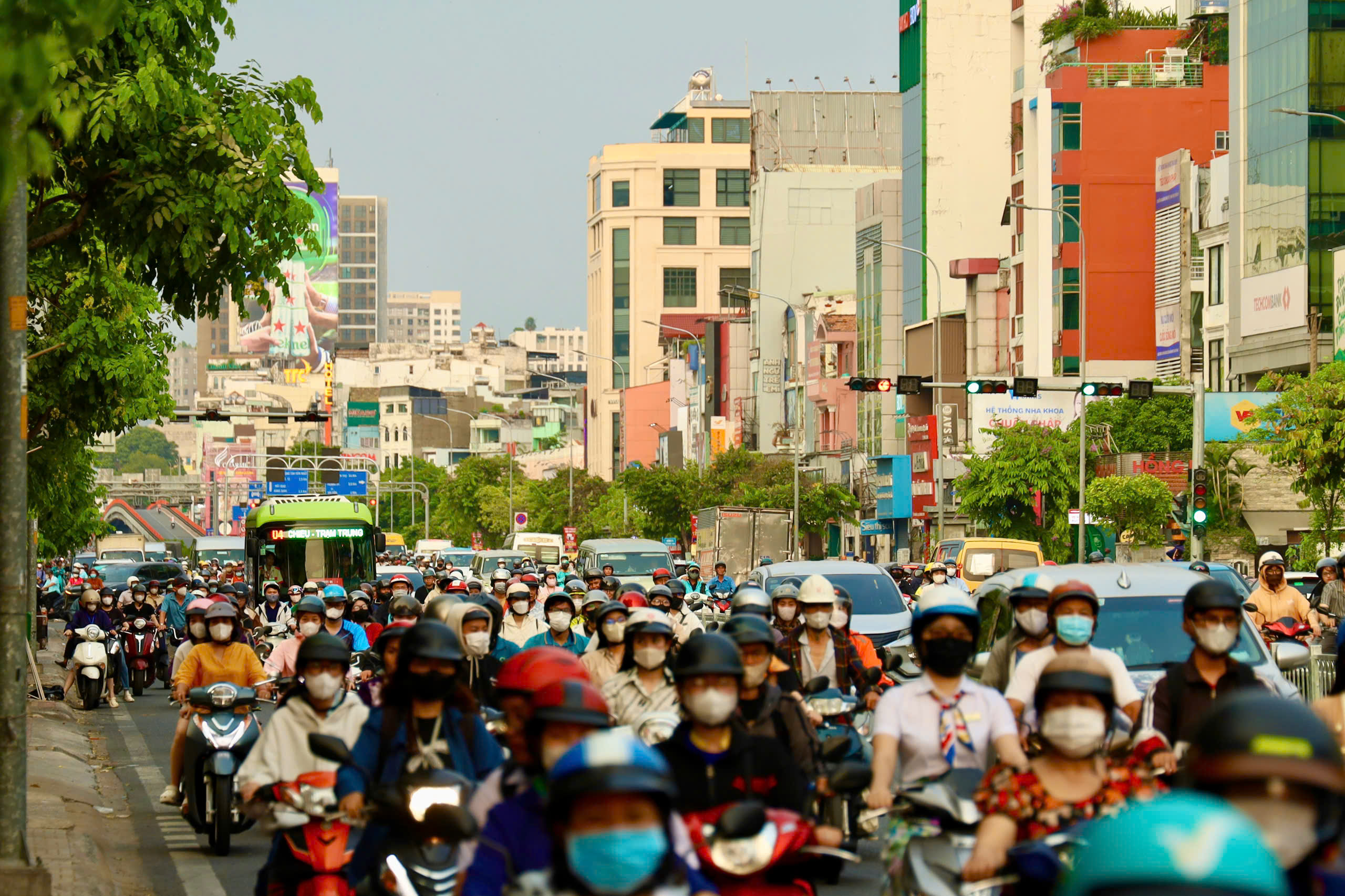Đường Cộng Hòa chiều 14-5: xe đông, không ùn tắc kéo dài - Ảnh 2.