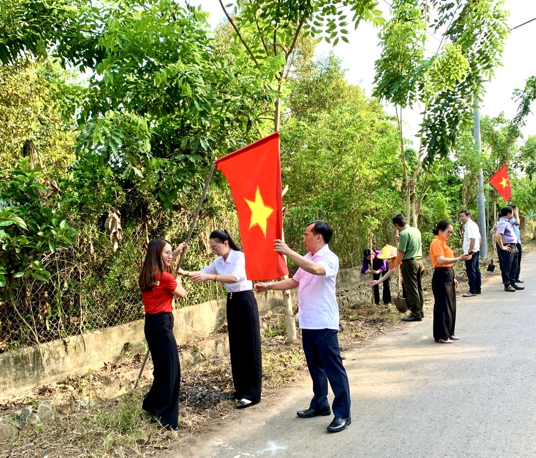 Lan tỏa sắc đỏ cờ Tổ quốc tr&ecirc;n những tuyến đường xanh - Ảnh 4.