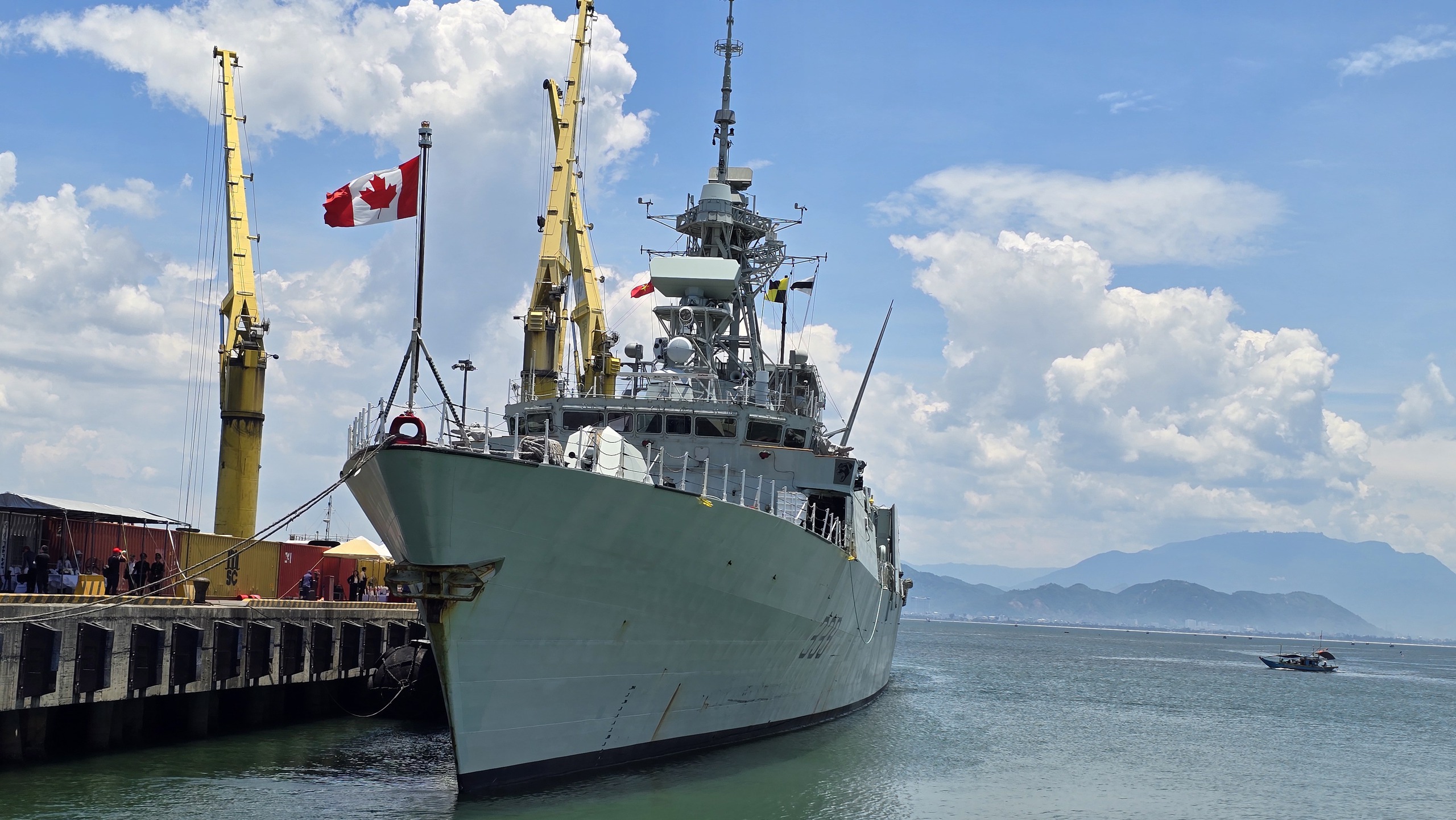 Tàu Hải quân Hoàng gia Canada thăm Đà Nẵng trong chiến dịch HORIZON - Ảnh 5.