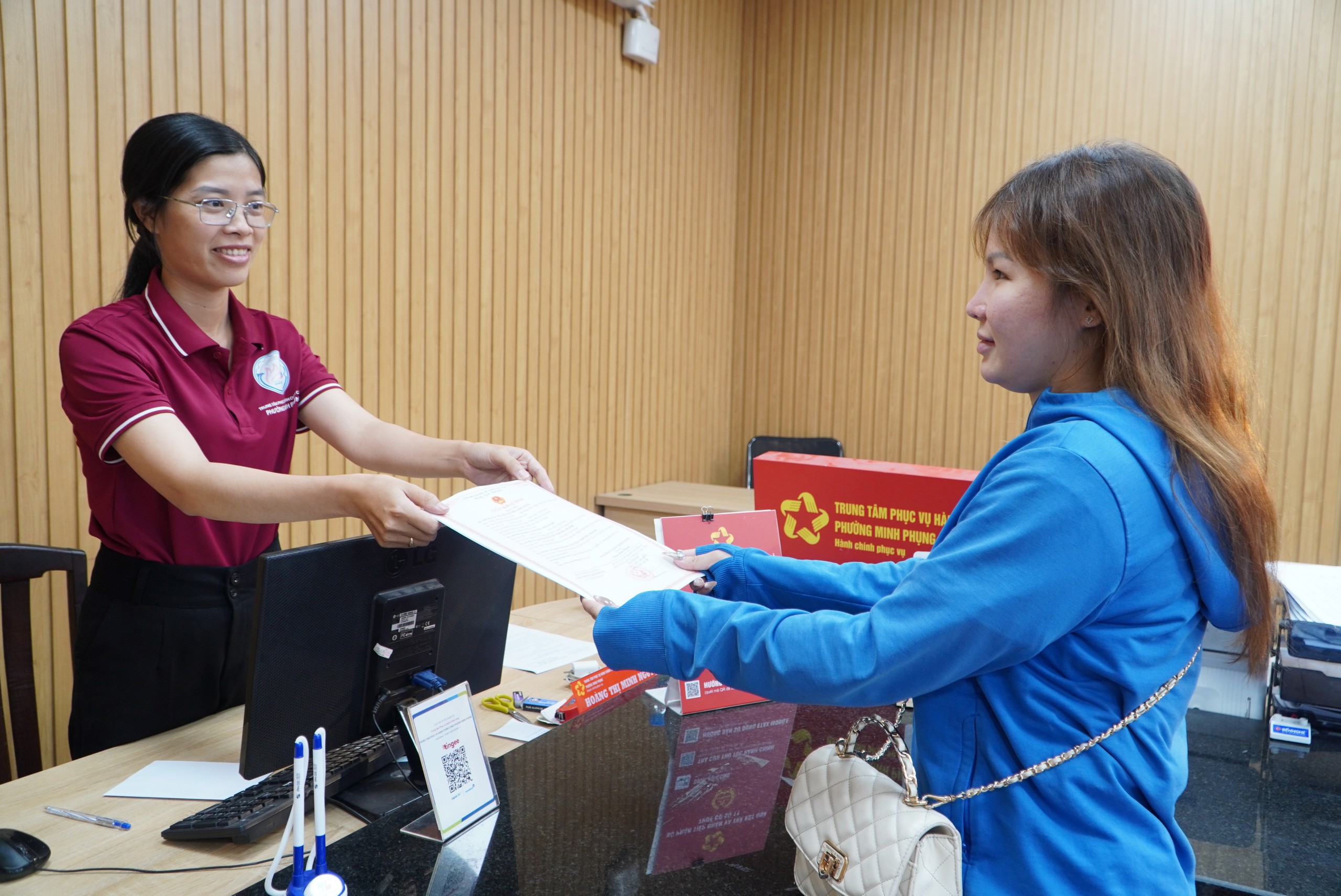 Học Bác qua những điều giản dị: Người dân là trung tâm - Ảnh 1.