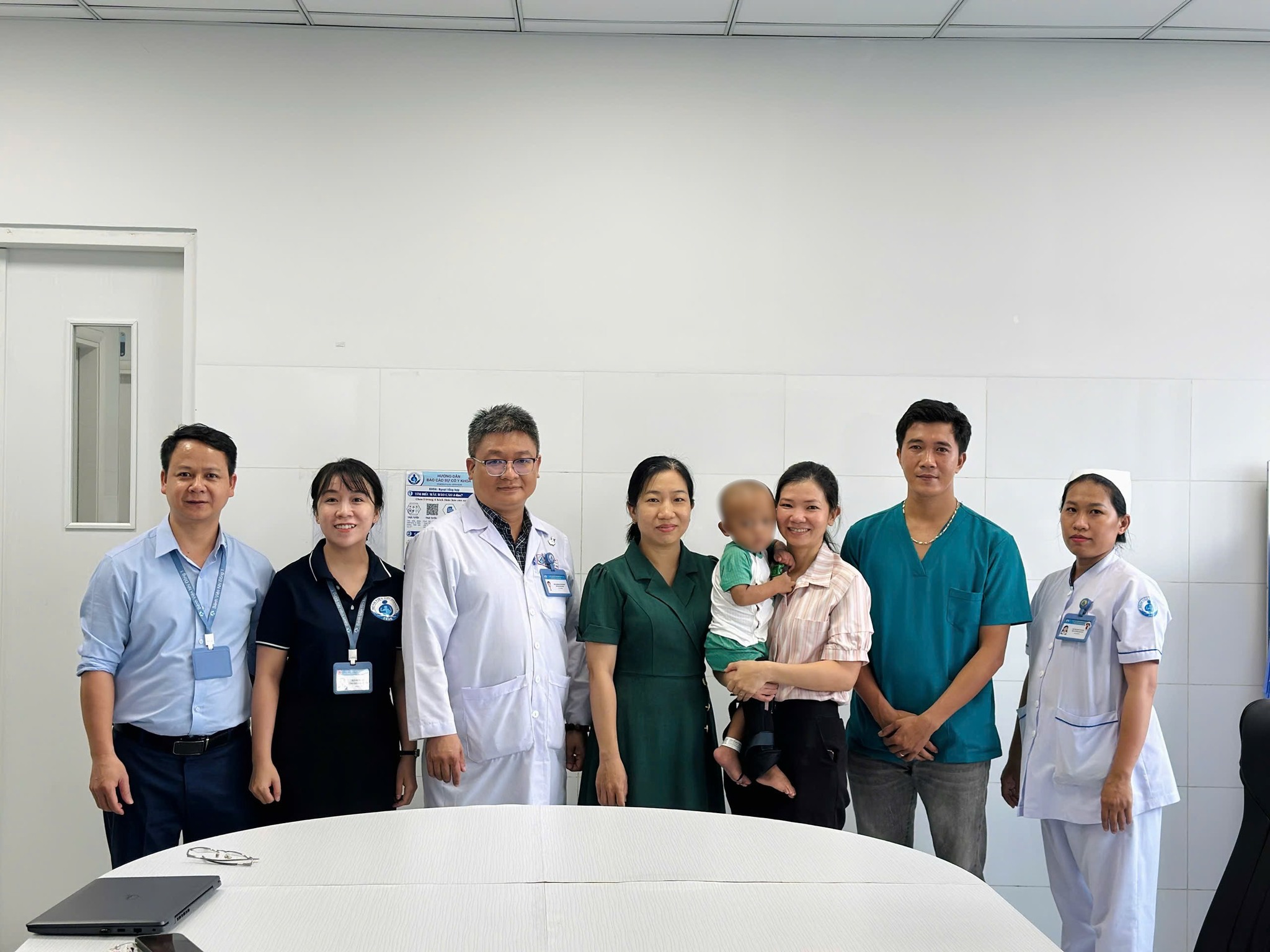 Bé trai 2 tuổi bị mẹ và người tình bạo hành được xuất viện - Ảnh 1.