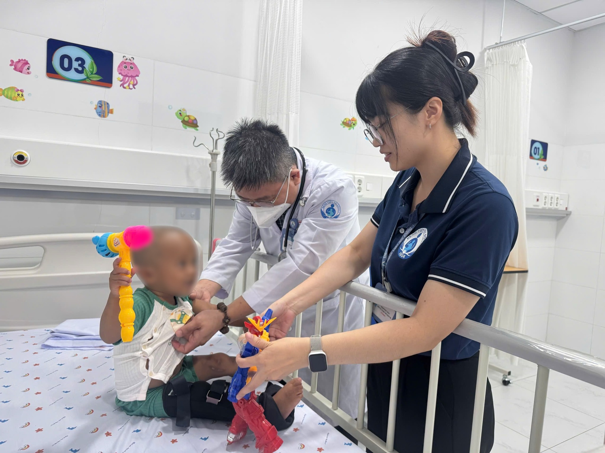 Bé trai 2 tuổi bị mẹ và người tình bạo hành được xuất viện - Ảnh 2.