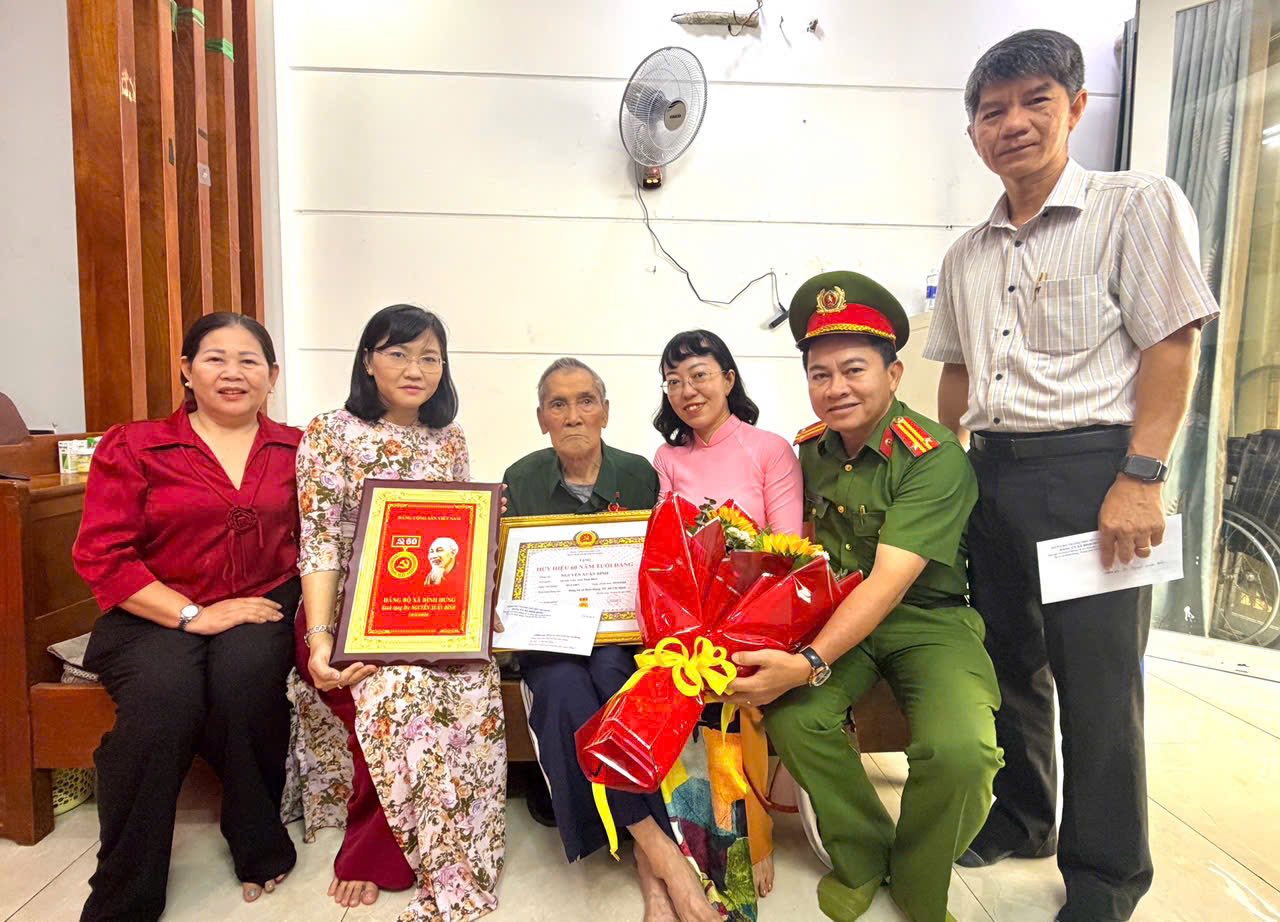 TPHCM: 31 đảng viên xã Bình Hưng nhận Huy hiệu Đảng - Ảnh 6.