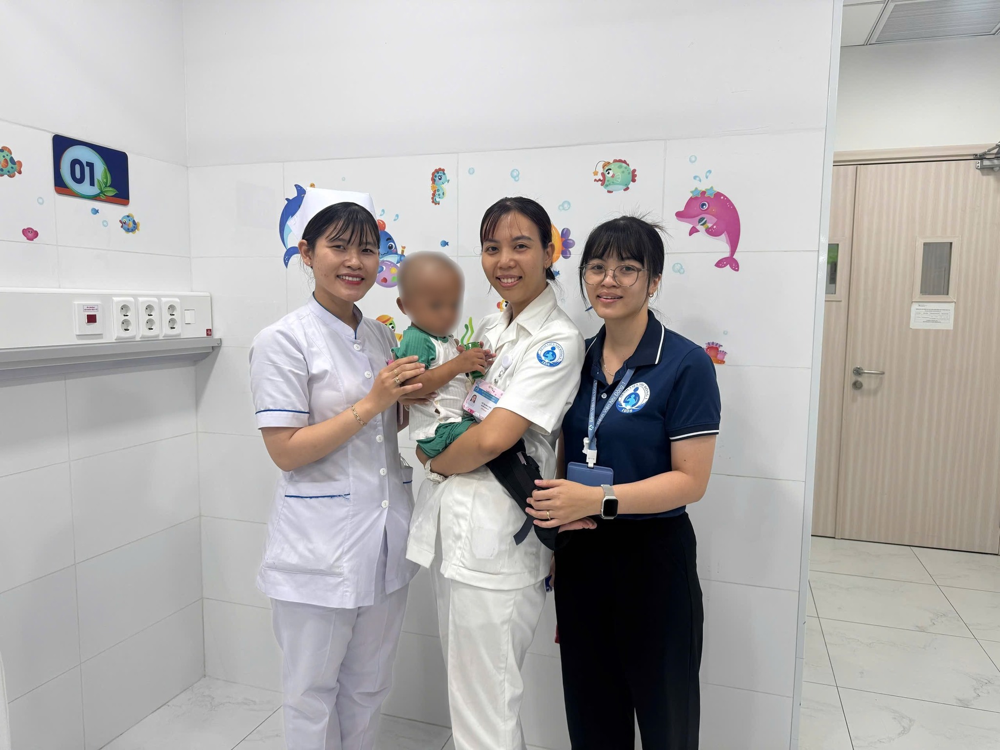 Bé trai 2 tuổi bị mẹ và người tình bạo hành được xuất viện - Ảnh 4.