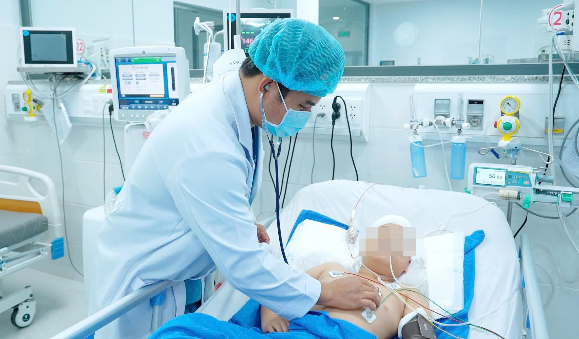 Khẩn cứu bé gái chuyển viện trong tình trạng 
