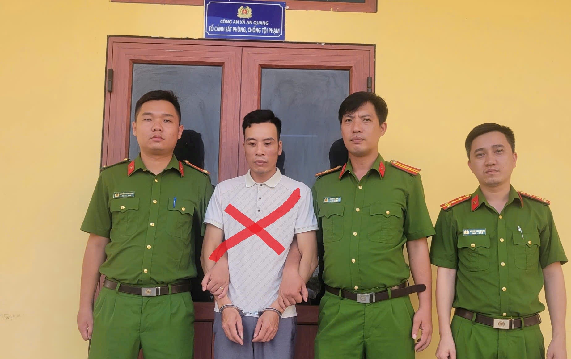Bắt đối tượng rạch túi trộm tài sản hành khách trên xe khách ở Gia Lai - Ảnh 2. Bắt đối tượng rạch túi trộm tài sản hành khách trên xe khách ở Gia Lai - Ảnh 2.