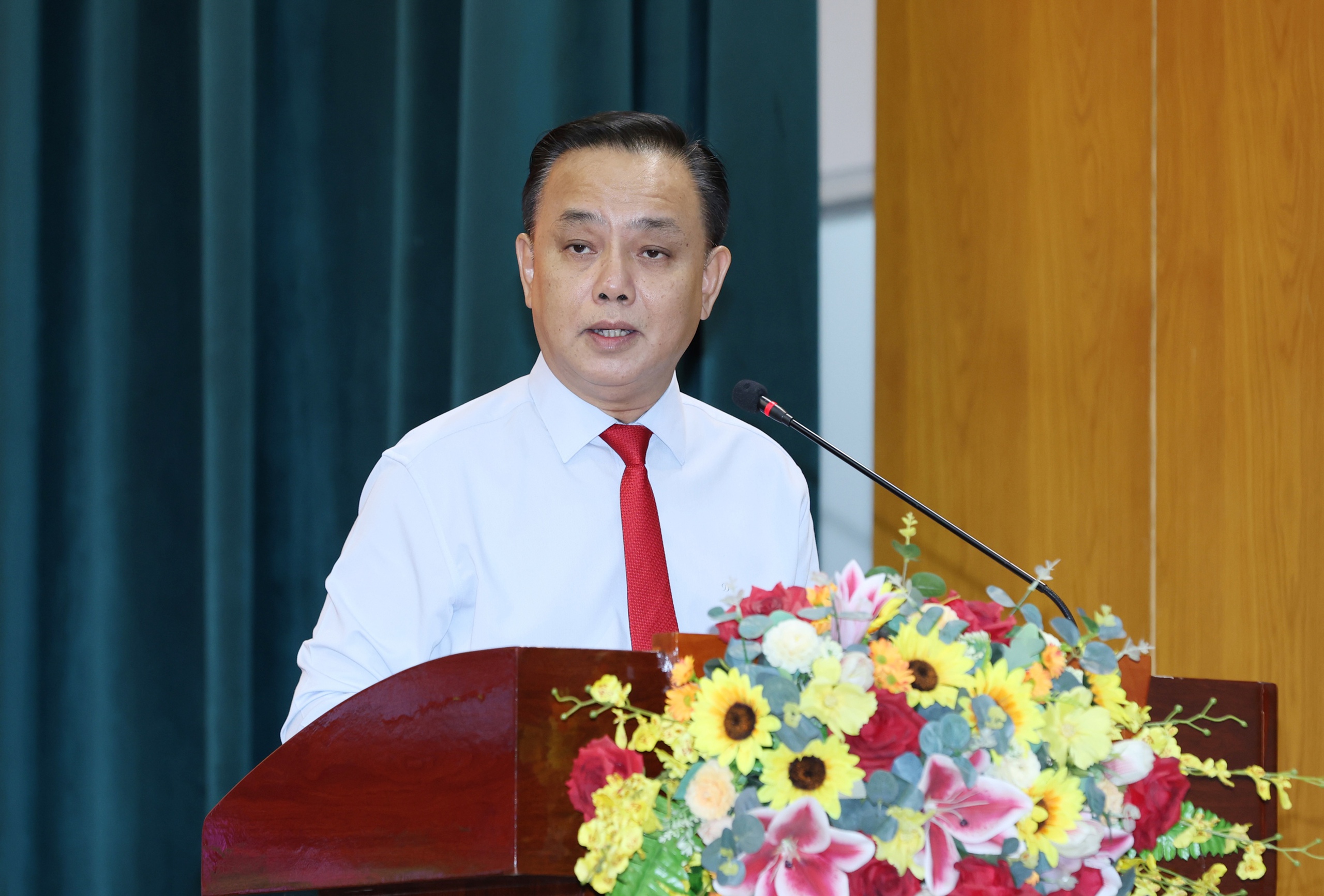 Nhiều phường ở TPHCM trao Huy hiệu Đảng, biểu dương điển h&igrave;nh học B&aacute;c dịp 19-5 - Ảnh 1.