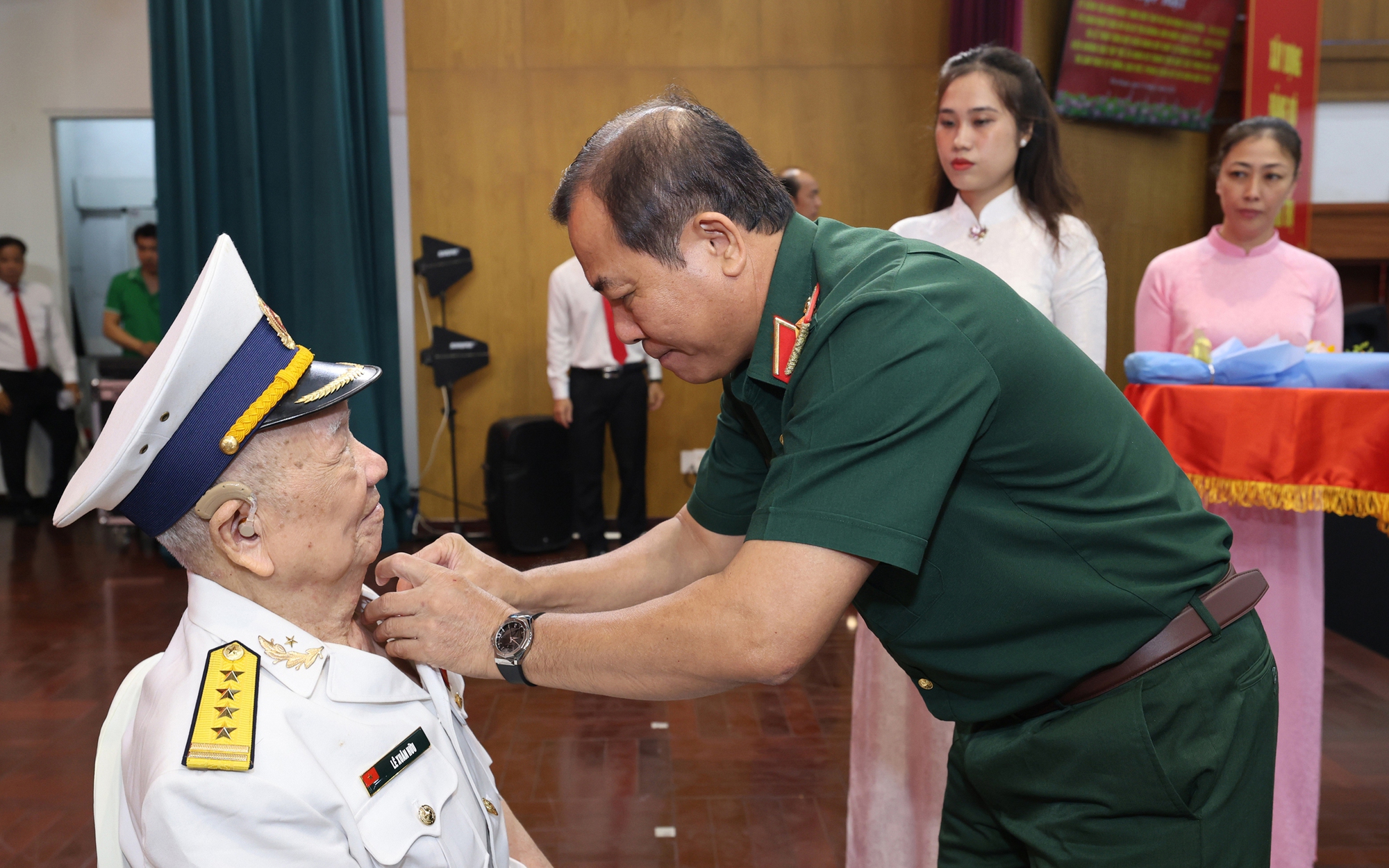 B&iacute; thư th&agrave;nh ủy TPHCM trao Huy hiệu Đảng 65 năm cho nguy&ecirc;n Ph&oacute; Chủ tịch nước Trương Mỹ Hoa - Ảnh 2.