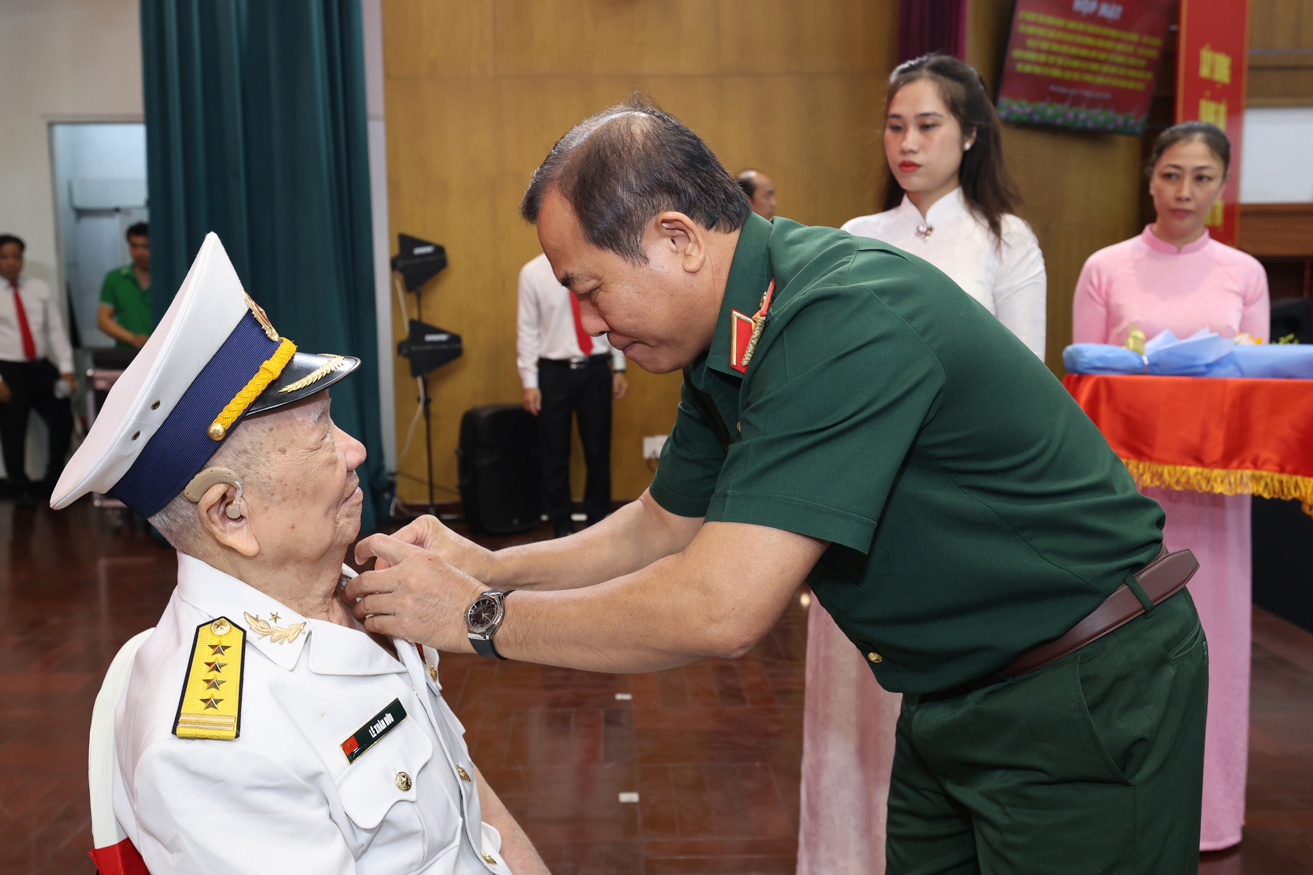 Nhiều phường ở TPHCM trao Huy hiệu Đảng, biểu dương điển h&igrave;nh học B&aacute;c dịp 19-5 - Ảnh 2.