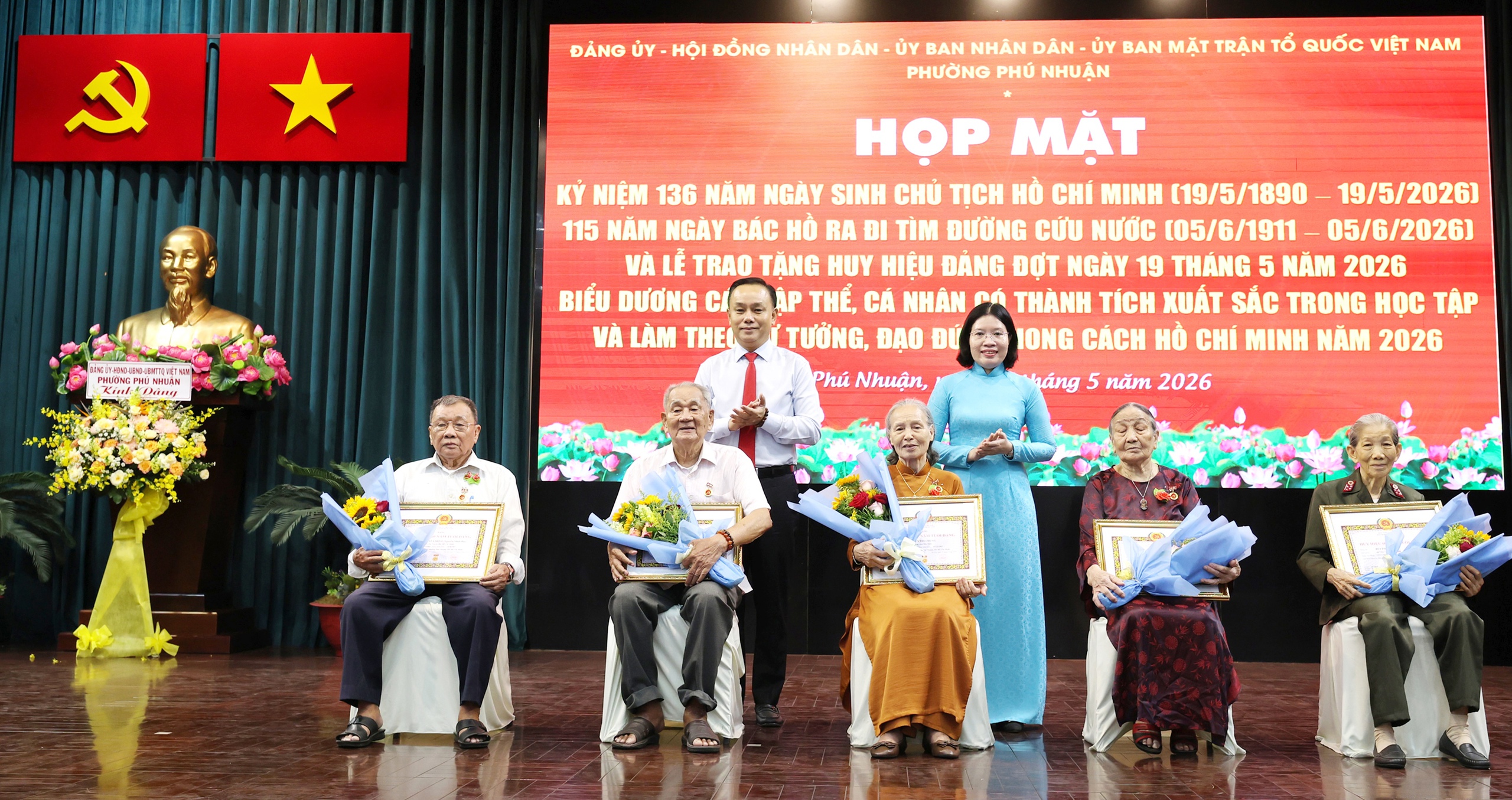 Nhiều phường ở TPHCM trao Huy hiệu Đảng, biểu dương điển h&igrave;nh học B&aacute;c dịp 19-5 - Ảnh 3.