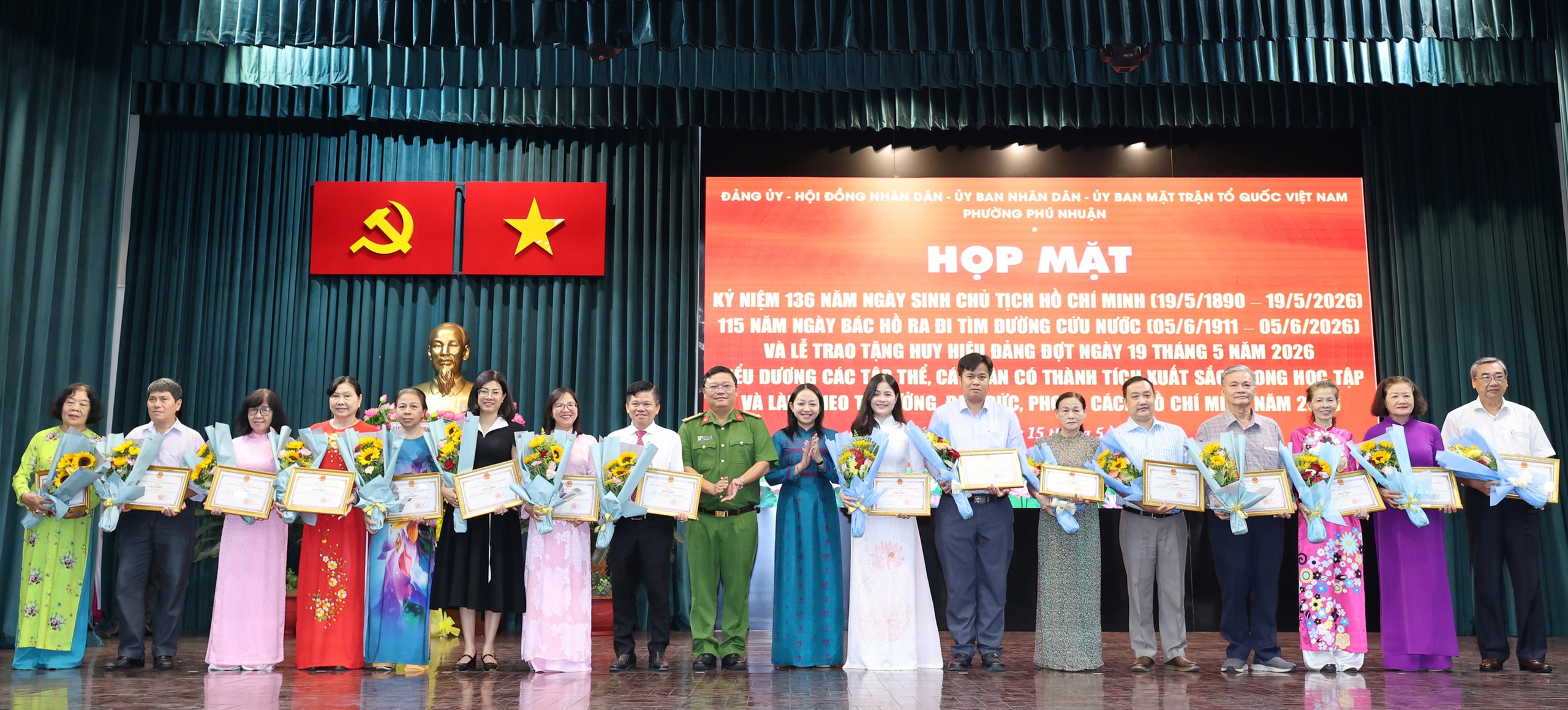 Nhiều phường ở TPHCM trao Huy hiệu Đảng, biểu dương điển h&igrave;nh học B&aacute;c dịp 19-5 - Ảnh 4.