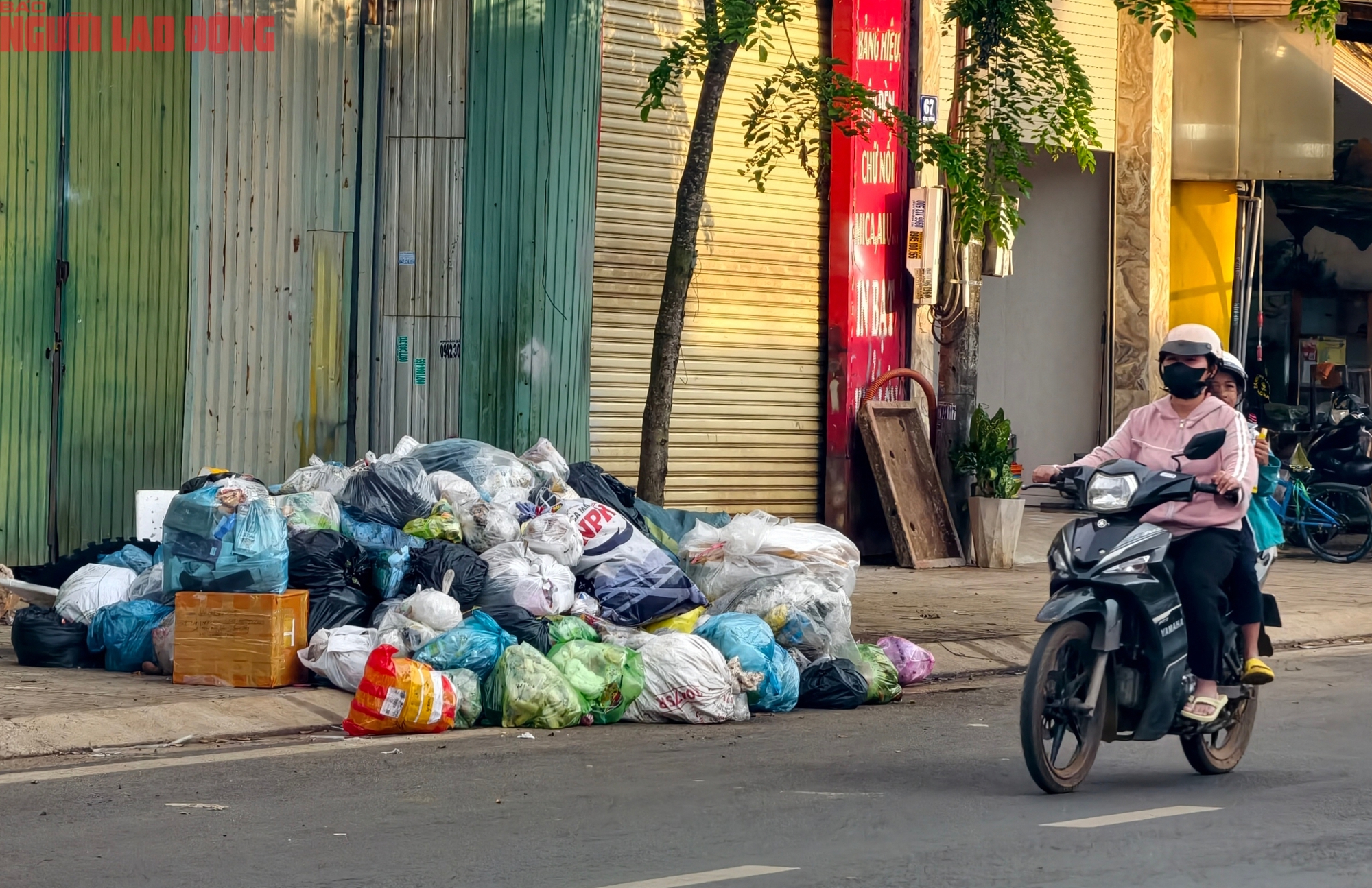 Người d&acirc;n bức x&uacute;c v&igrave; r&aacute;c thải "bao v&acirc;y" khắp nơi - Ảnh 13.