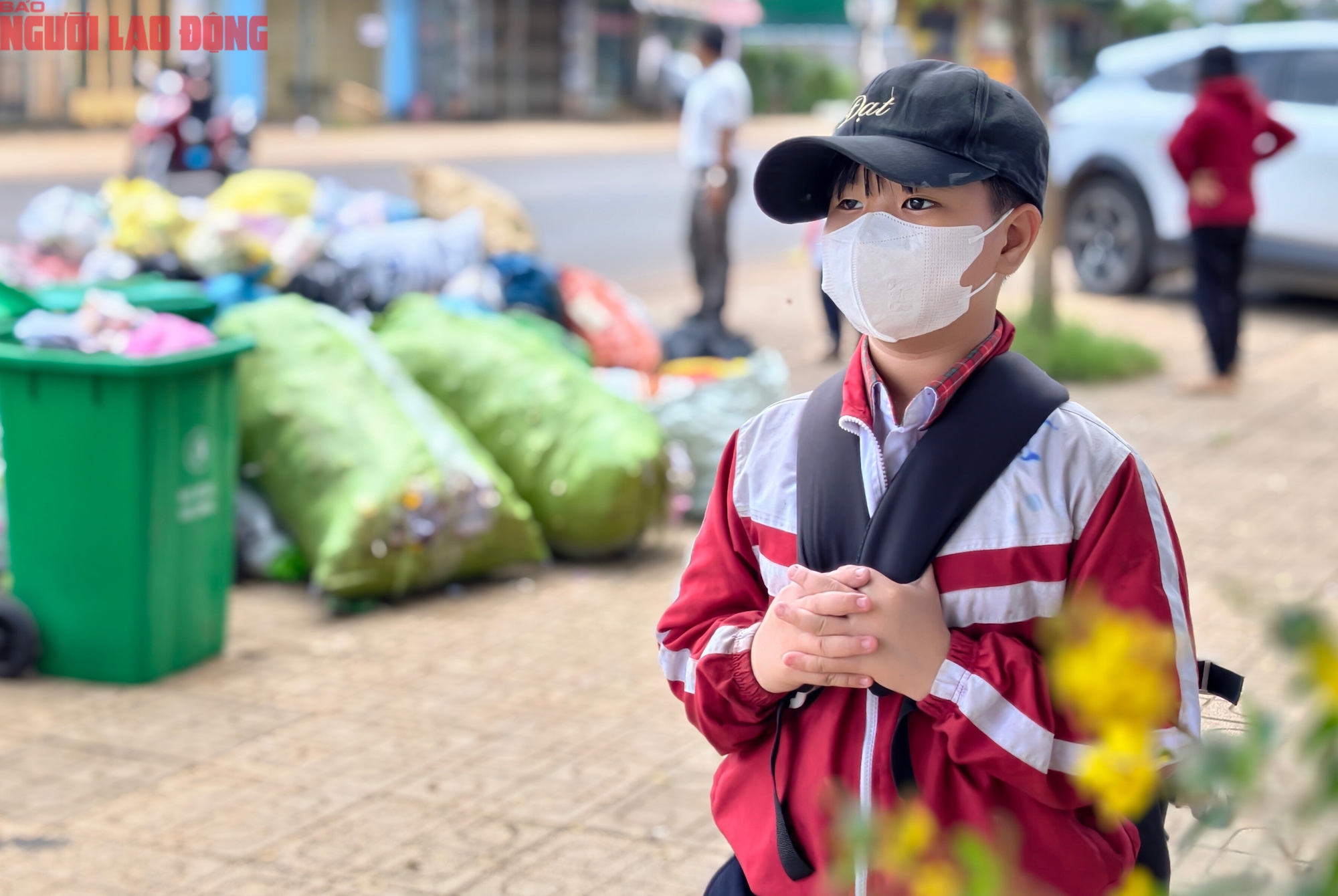 Người d&acirc;n bức x&uacute;c v&igrave; r&aacute;c thải "bao v&acirc;y" khắp nơi - Ảnh 9.