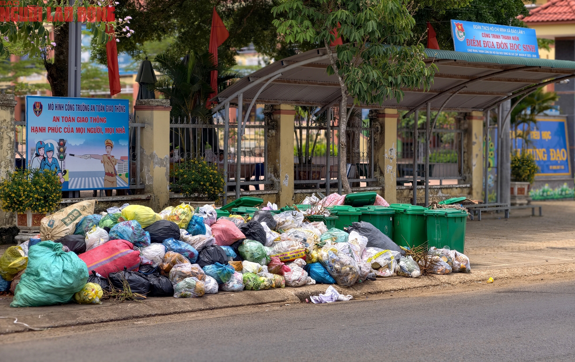 Người d&acirc;n bức x&uacute;c v&igrave; r&aacute;c thải "bao v&acirc;y" khắp nơi - Ảnh 6.