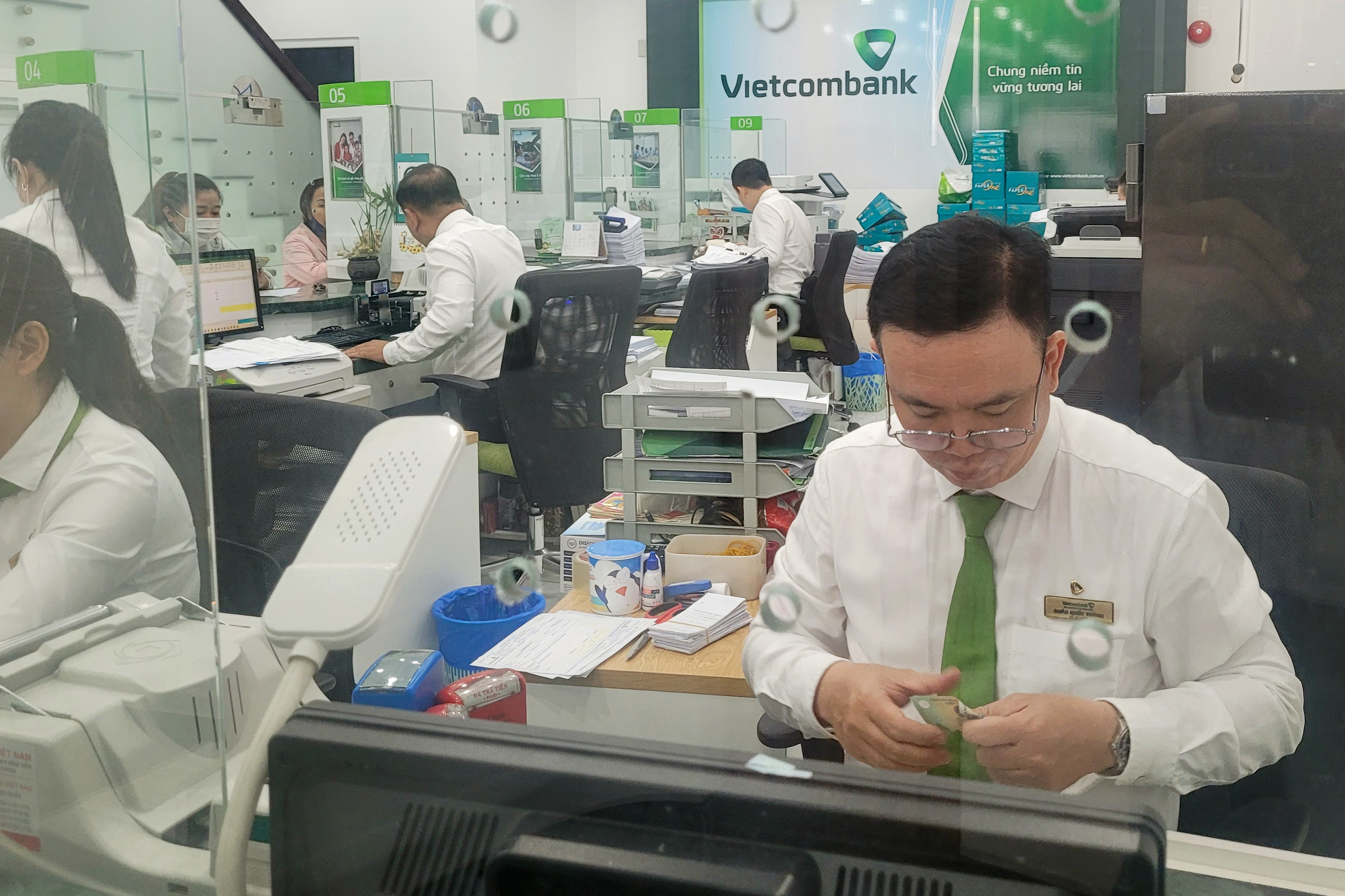 Ngân hàng gia tăng phòng thủ nợ xấu - Ảnh 1.