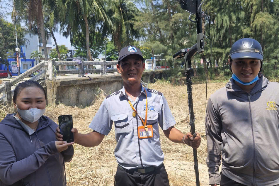 Tìm lại điện thọai bị vùi dưới cát tại Đà Nẵng Sau 5 ngày thất lạc - Ảnh 1. Tìm lại điện thọai bị vùi dưới cát tại Đà Nẵng Sau 5 ngày thất lạc - Ảnh 1.