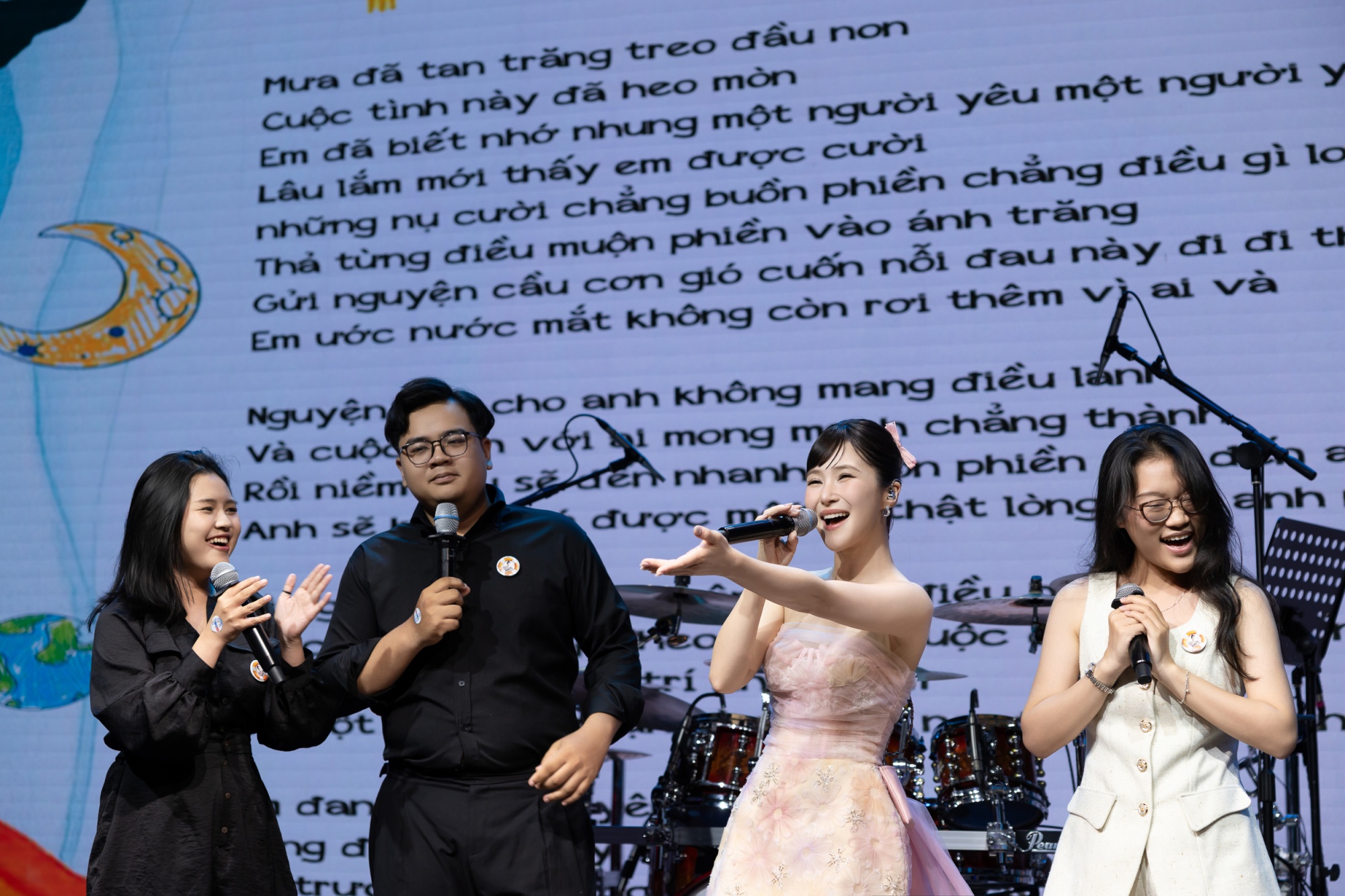 Khoảnh khắc tinh tế của Hương Tràm khi hỗ trợ khán giả cầu hôn  - Ảnh 5.