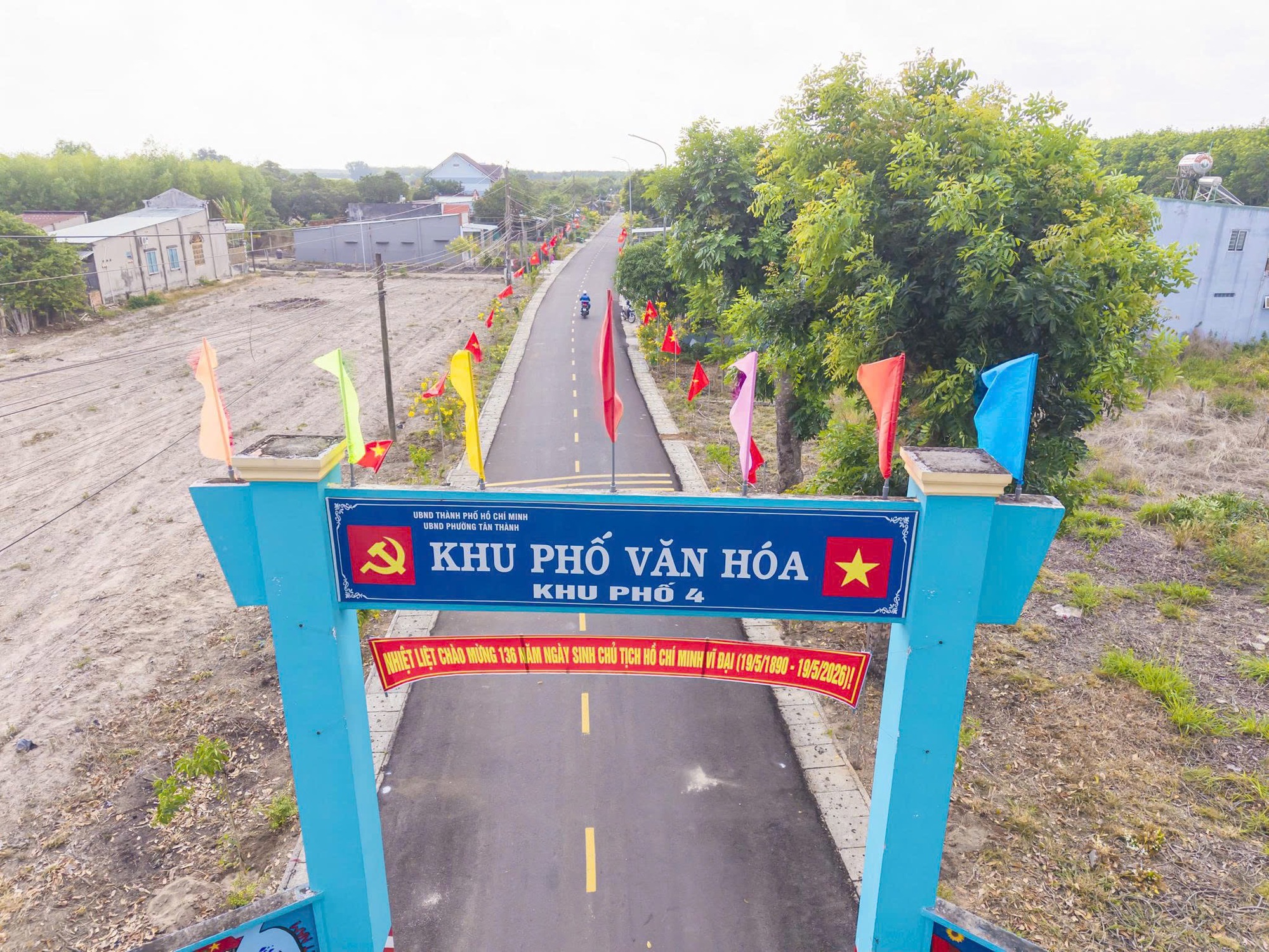 Lan tỏa sắc đỏ cờ Tổ quốc tr&ecirc;n những tuyến đường xanh - Ảnh 10.