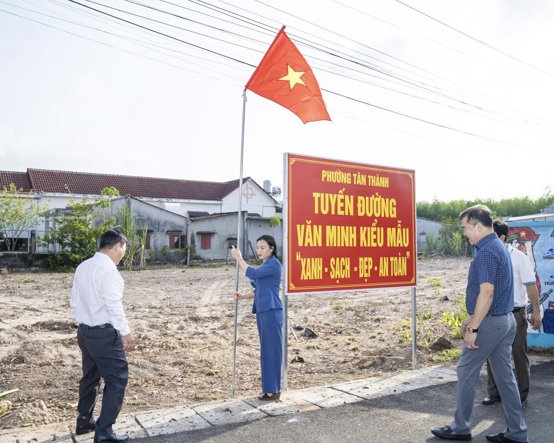 Lan tỏa sắc đỏ cờ Tổ quốc tr&ecirc;n những tuyến đường xanh - Ảnh 1.