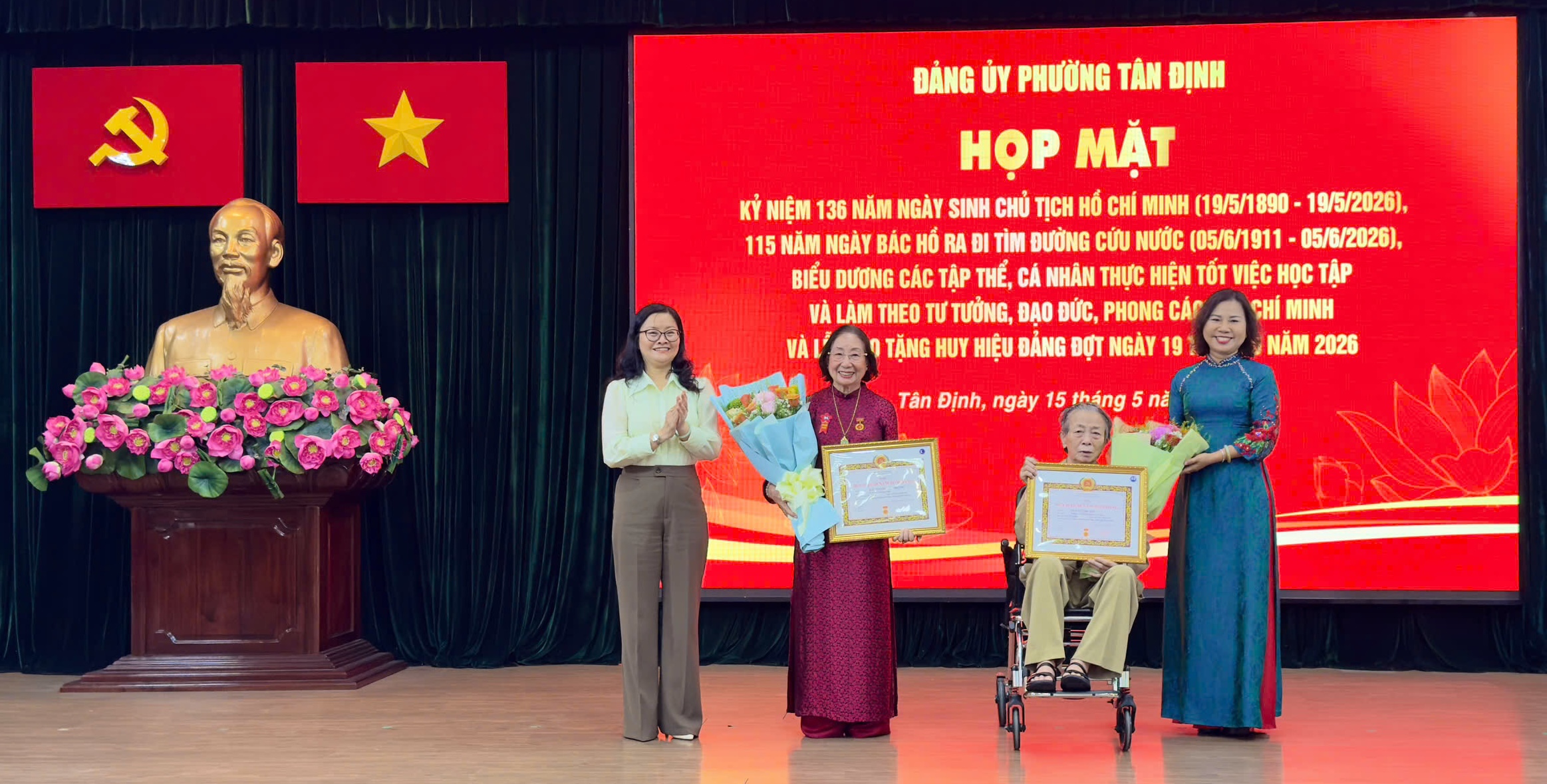 Nhiều phường ở TPHCM trao Huy hiệu Đảng, biểu dương điển h&igrave;nh học B&aacute;c dịp 19-5 - Ảnh 6.