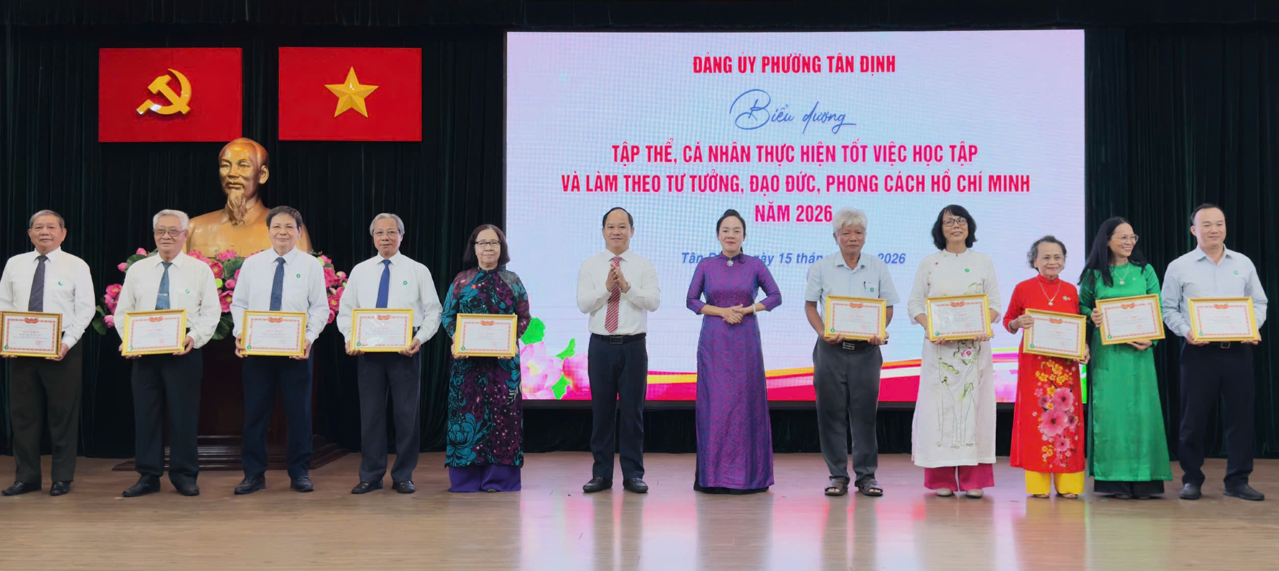 Nhiều phường ở TPHCM trao Huy hiệu Đảng, biểu dương điển h&igrave;nh học B&aacute;c dịp 19-5 - Ảnh 7.