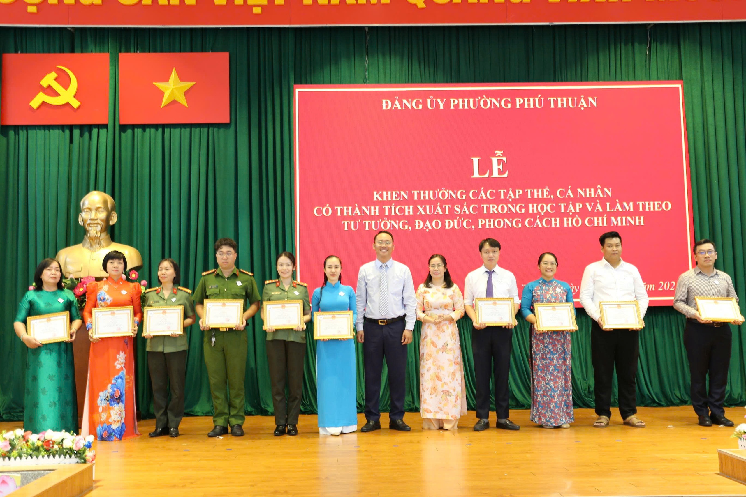 Trao tặng huy hiệu Đảng tại phường Phú Thuận - Ảnh 2.