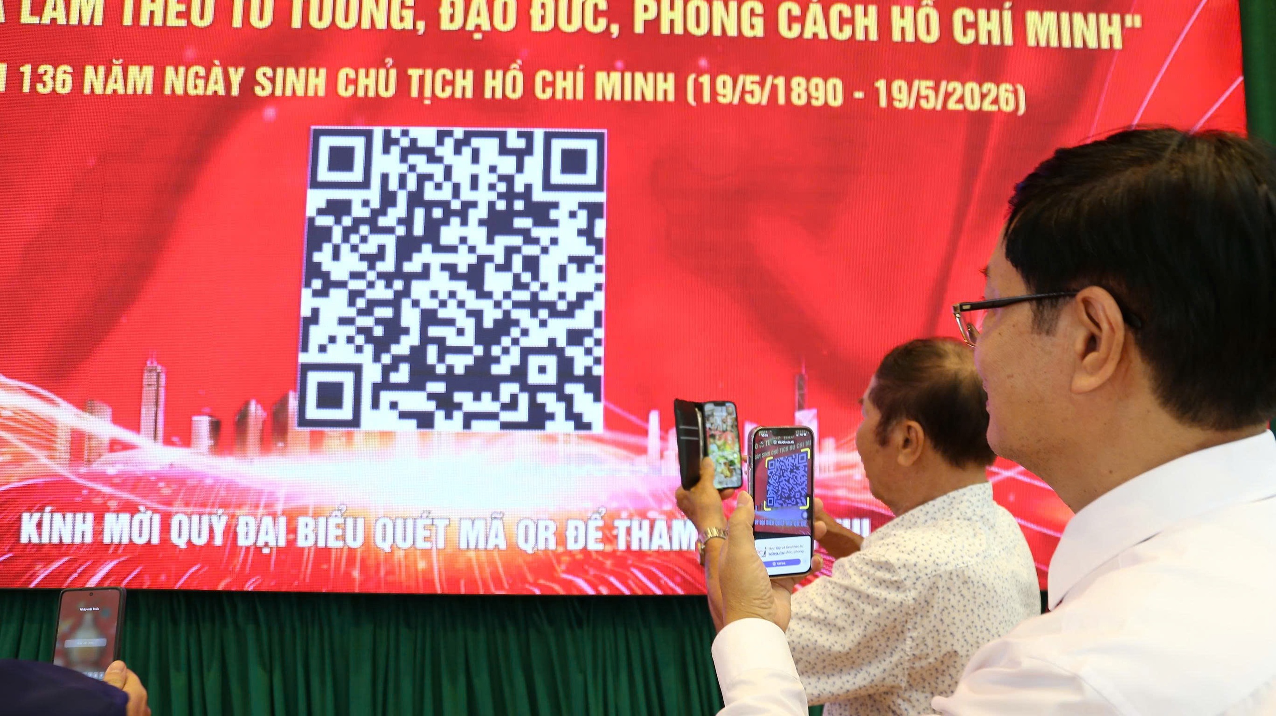 Trao tặng huy hiệu Đảng tại phường Phú Thuận - Ảnh 3.