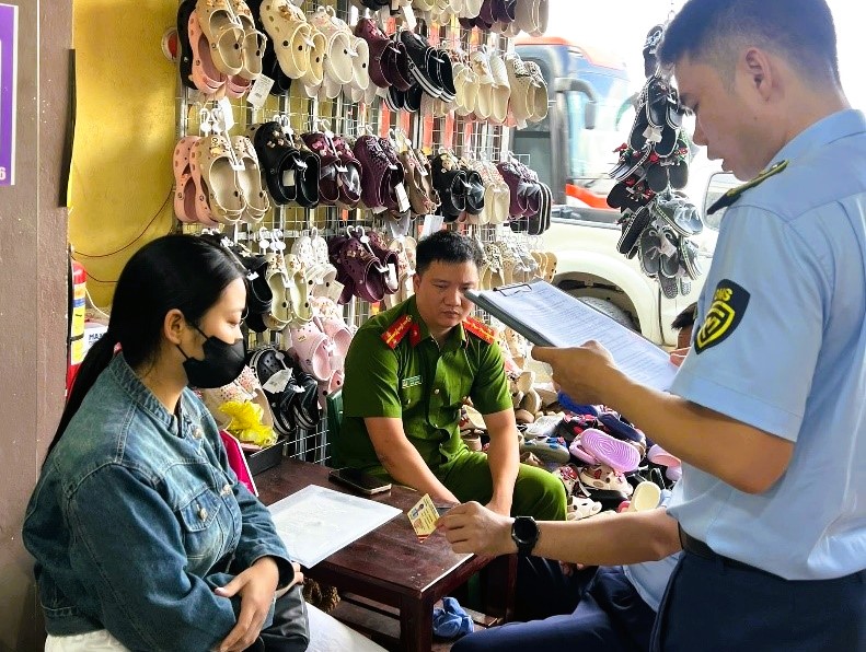 Bán 372 đôi dép Crocs giả thương hiệu, 2 hộ kinh doanh bị xử phạt - Ảnh 1.